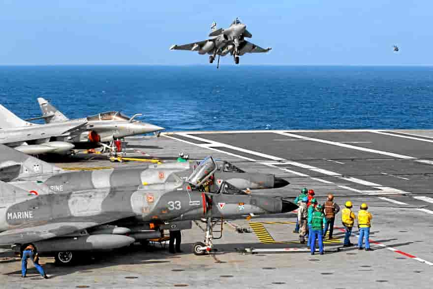 A Rafale fighter lands on the deck of France's flagship Charles de Gaulle aircraft carrier March 26, 2011. The Charles de Gaulle ran 47 air sorties against targets in Libya as France participates in the NATO no fly zone. REUTERS/Benoit Tessier (FRANCE - Tags: MILITARY CONFLICT)