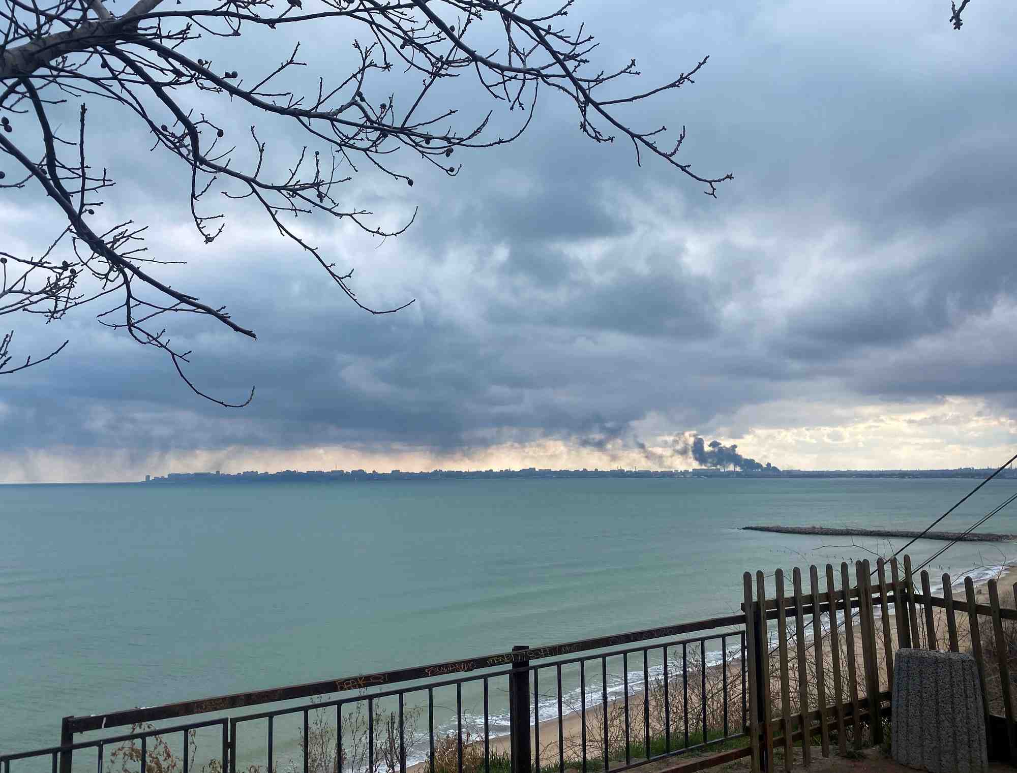 L'ukraine denonce un bombardement russe sur le port d'odessa