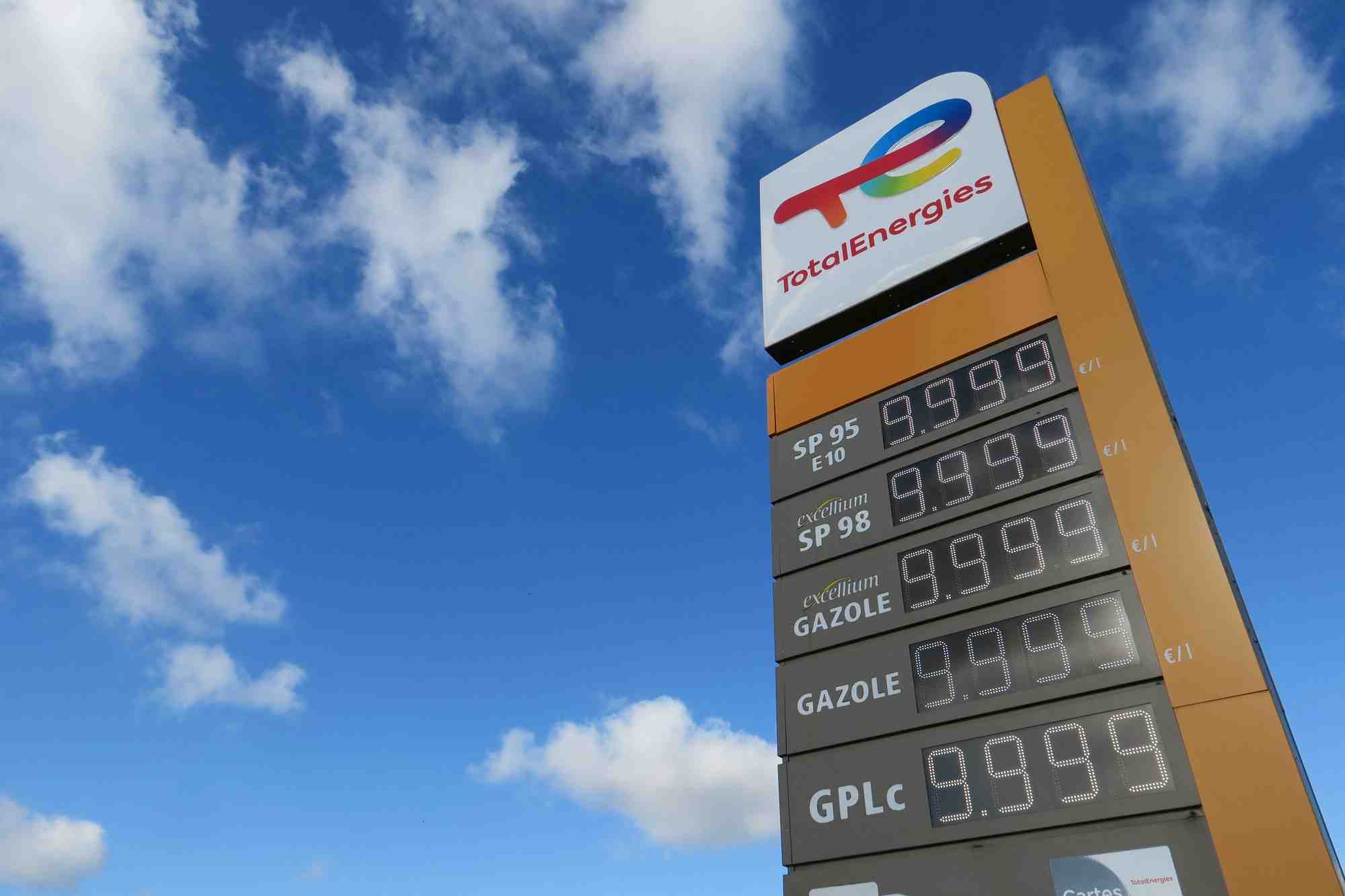 Le logo de totalenergies dans une station-service a bugnicourt