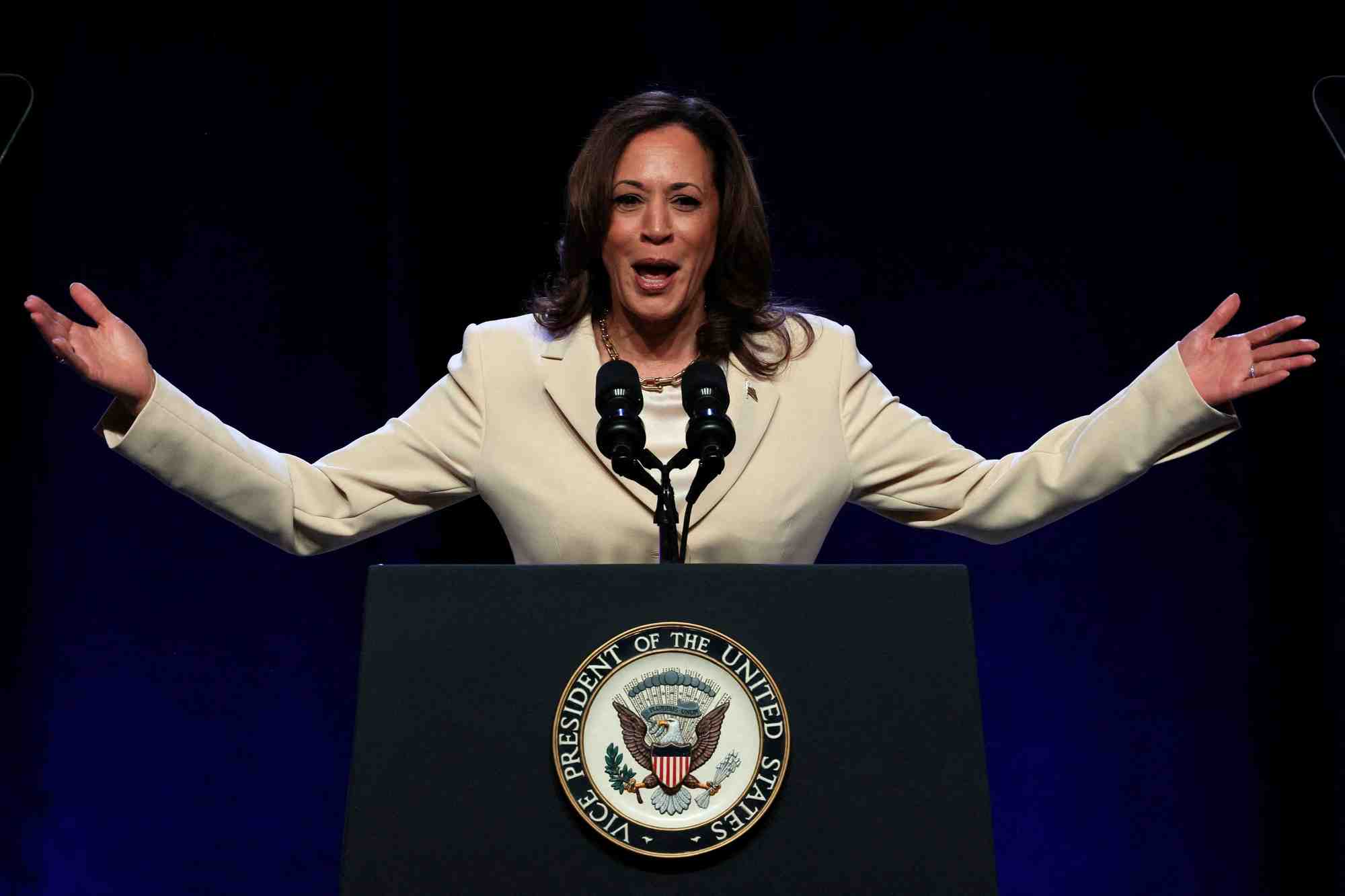 La vice-presidente des etats-unis, kamala harris, lors de la convention constitutionnelle de unite here a new york city