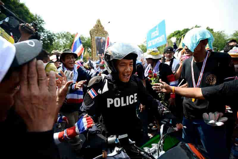 La police laisse le champ libre aux manifestants à Bangkok