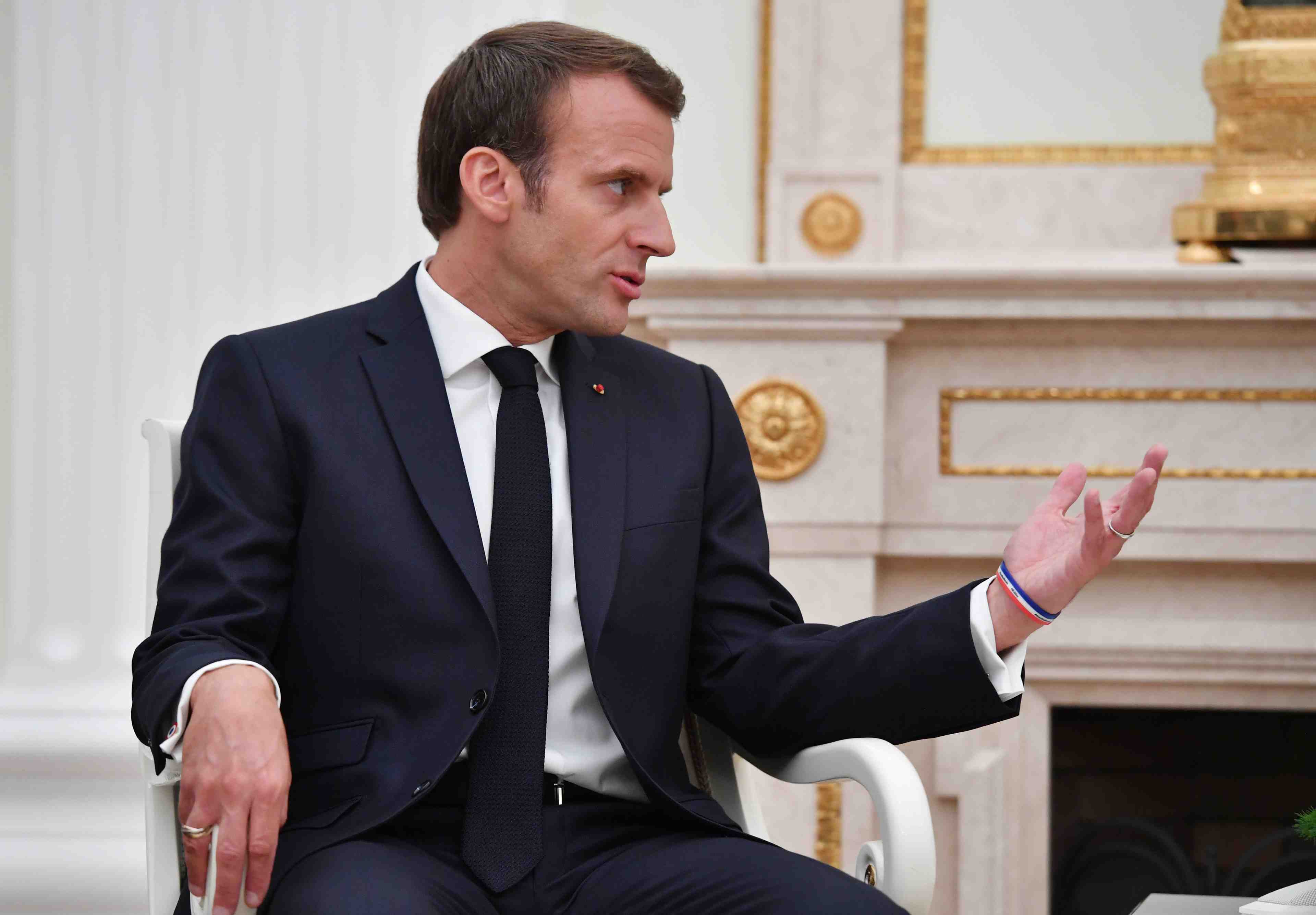 Macron tente de deminer le terrain social