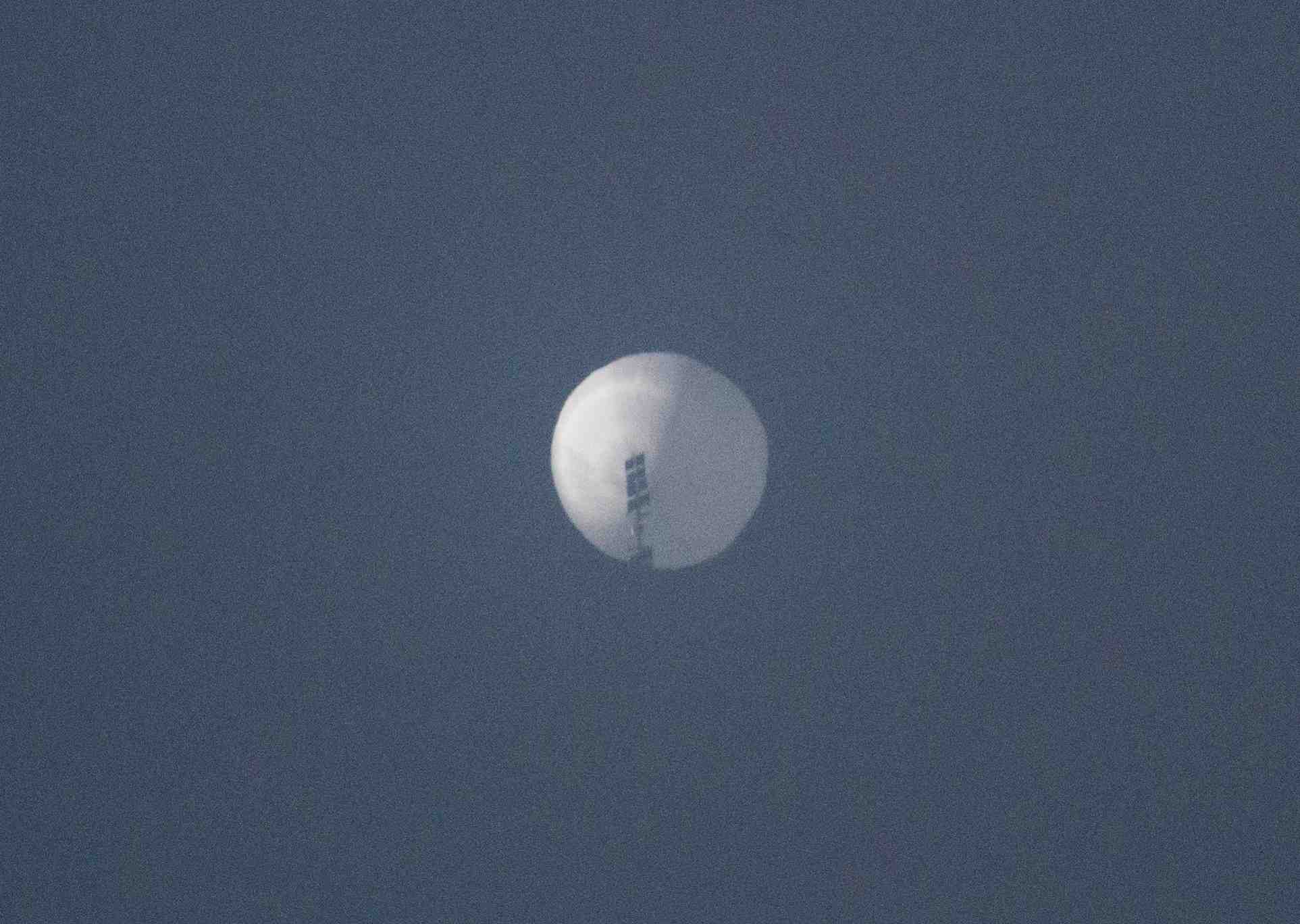 Un ballon vole dans le ciel au-dessus de billings, aux etats-unis
