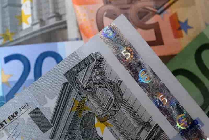 Quatre hauts responsables europeens devoilent leur vision de l'euro