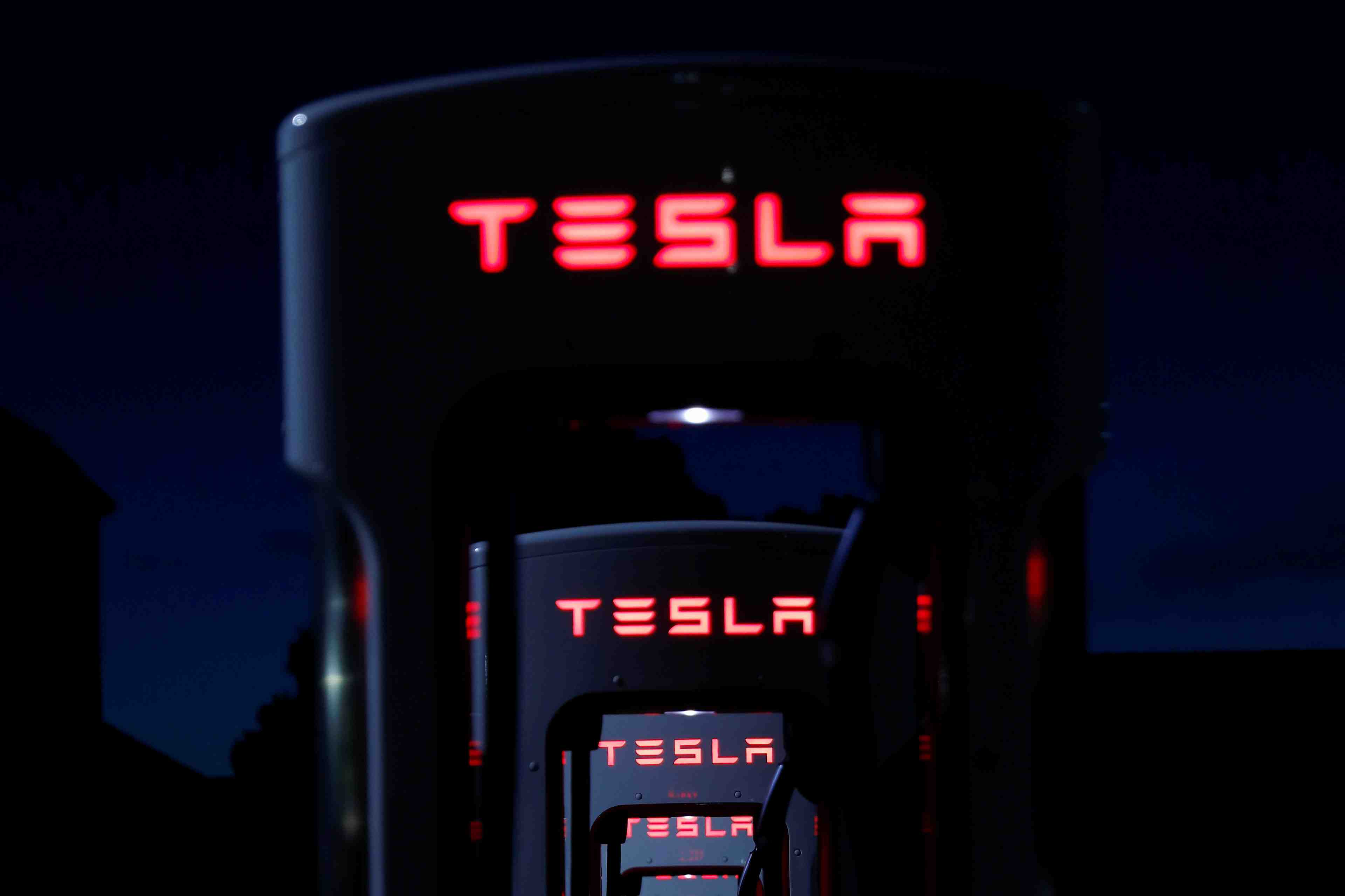 Tesla met a jour son logiciel de batterie apres deux incendies de voitures