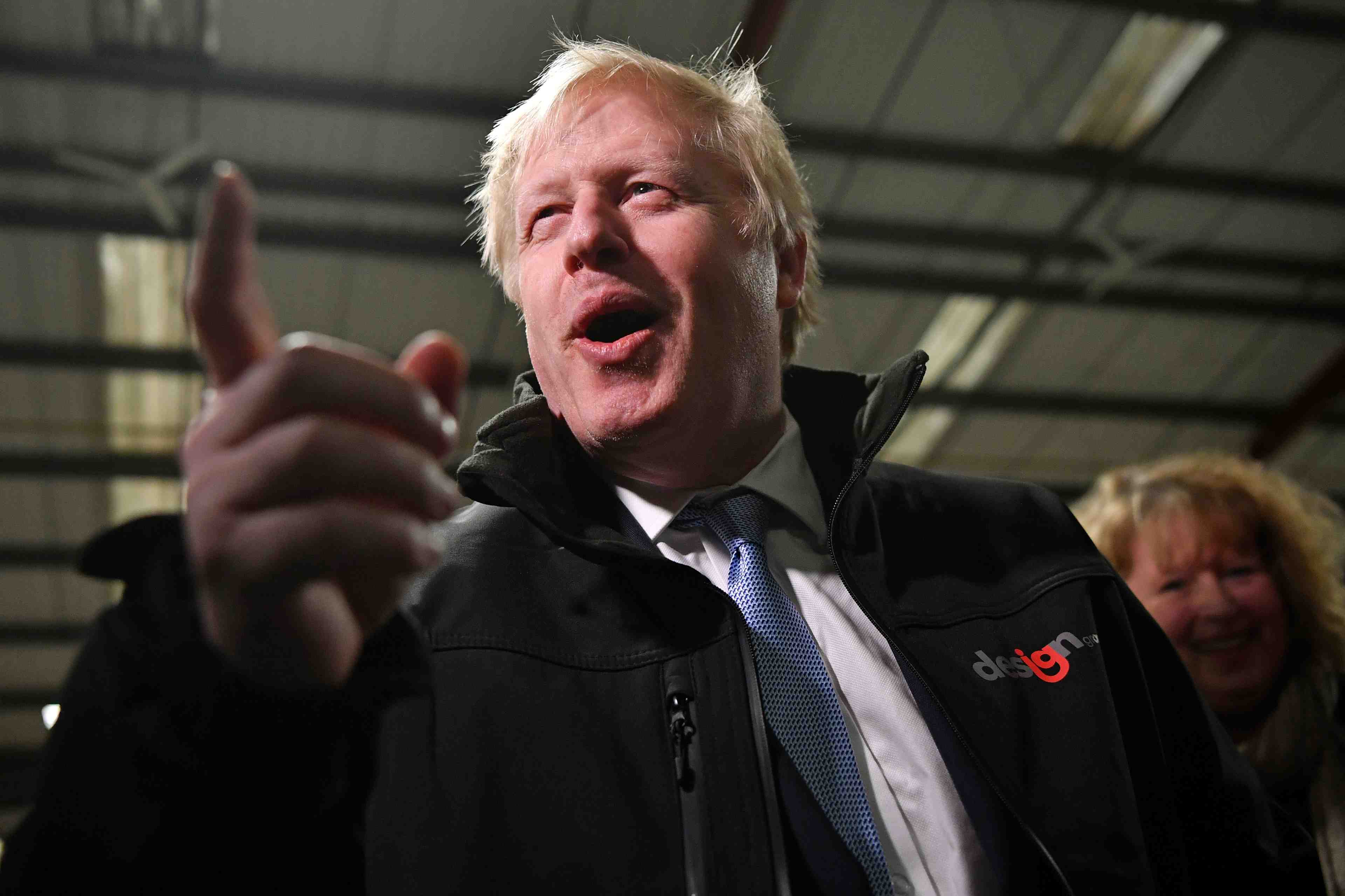 Les conservateurs favoris des elections britanniques, mais l'ecart se reduit