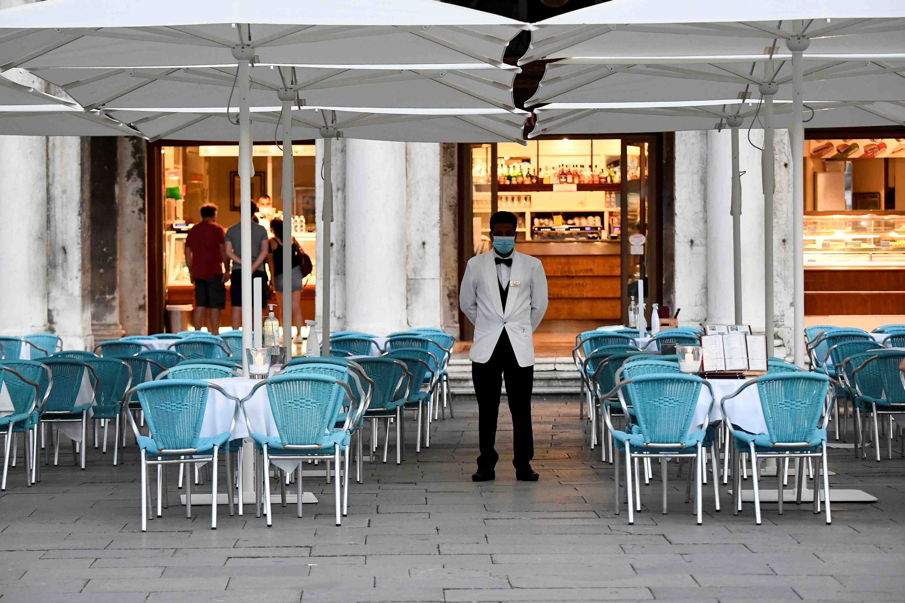 Coronavirus: l'italie referme ses discotheques, etend le port du masque