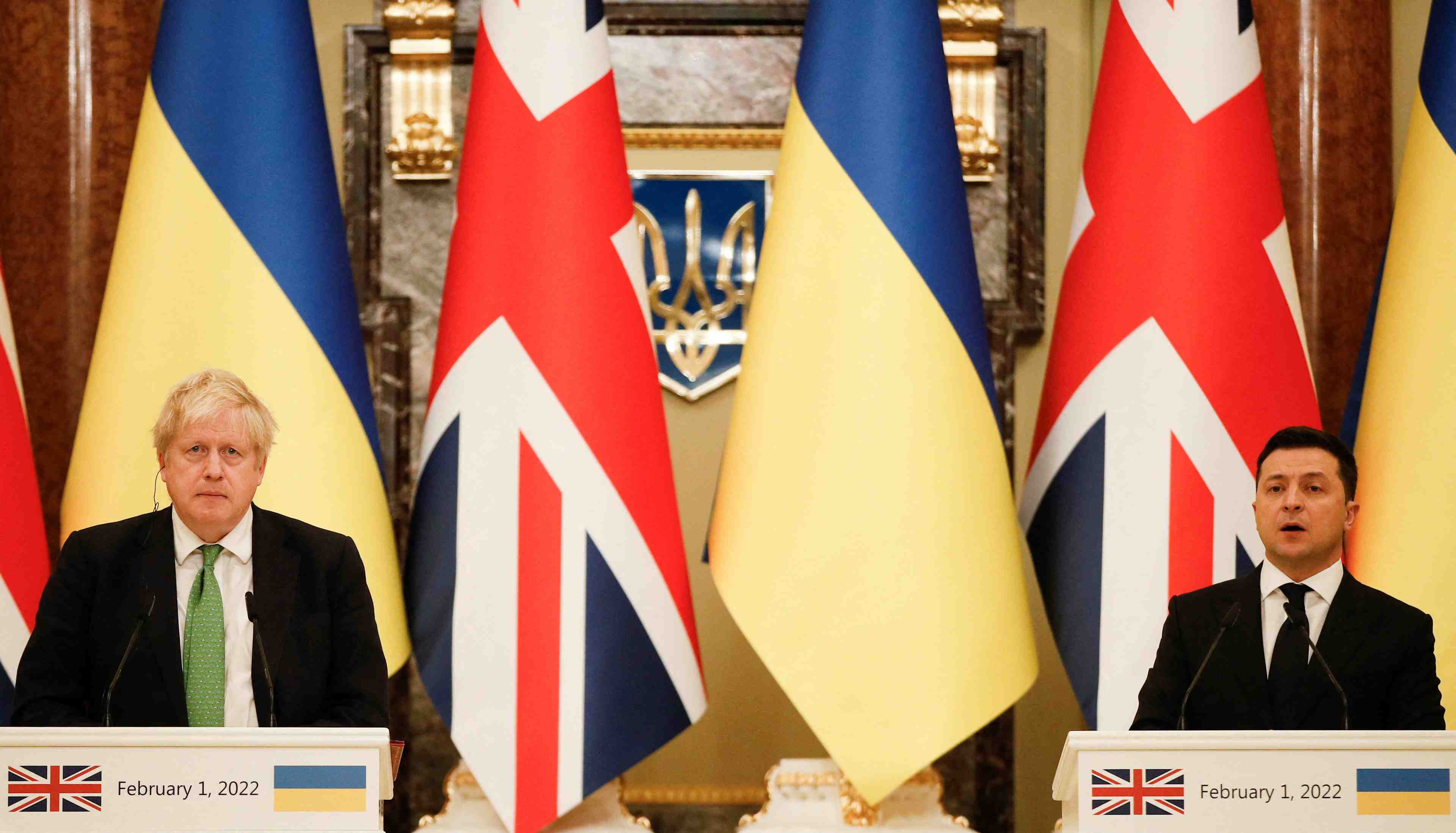Johnson, a kiev, previent moscou de sanctions immediates en cas d'attaque