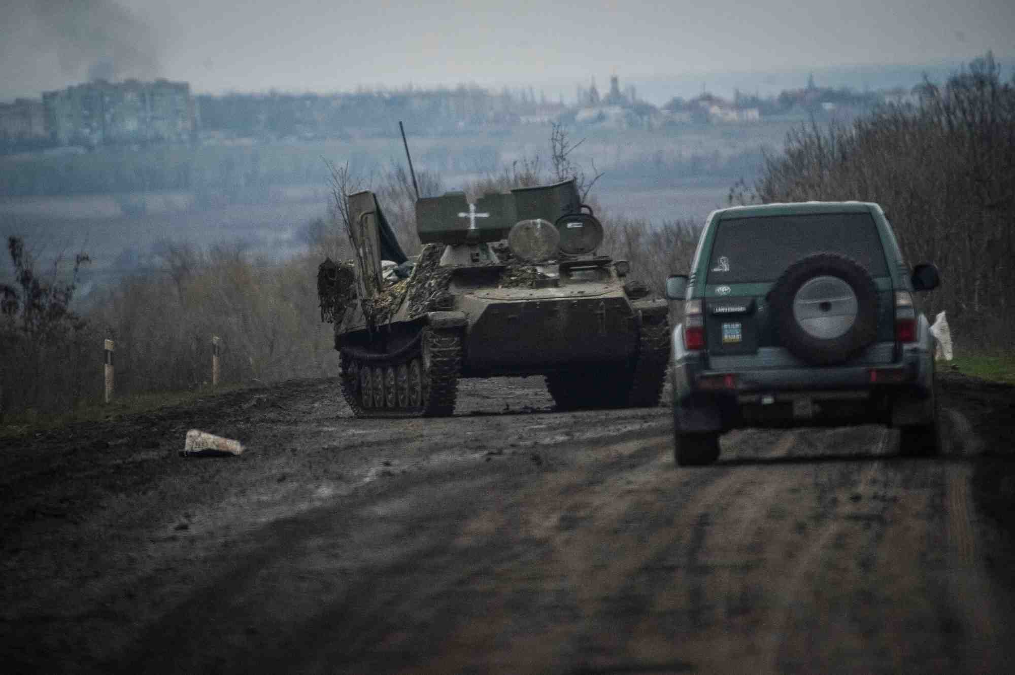 Des vehicules militaires ukrainiens pres de la ville de bakhmut