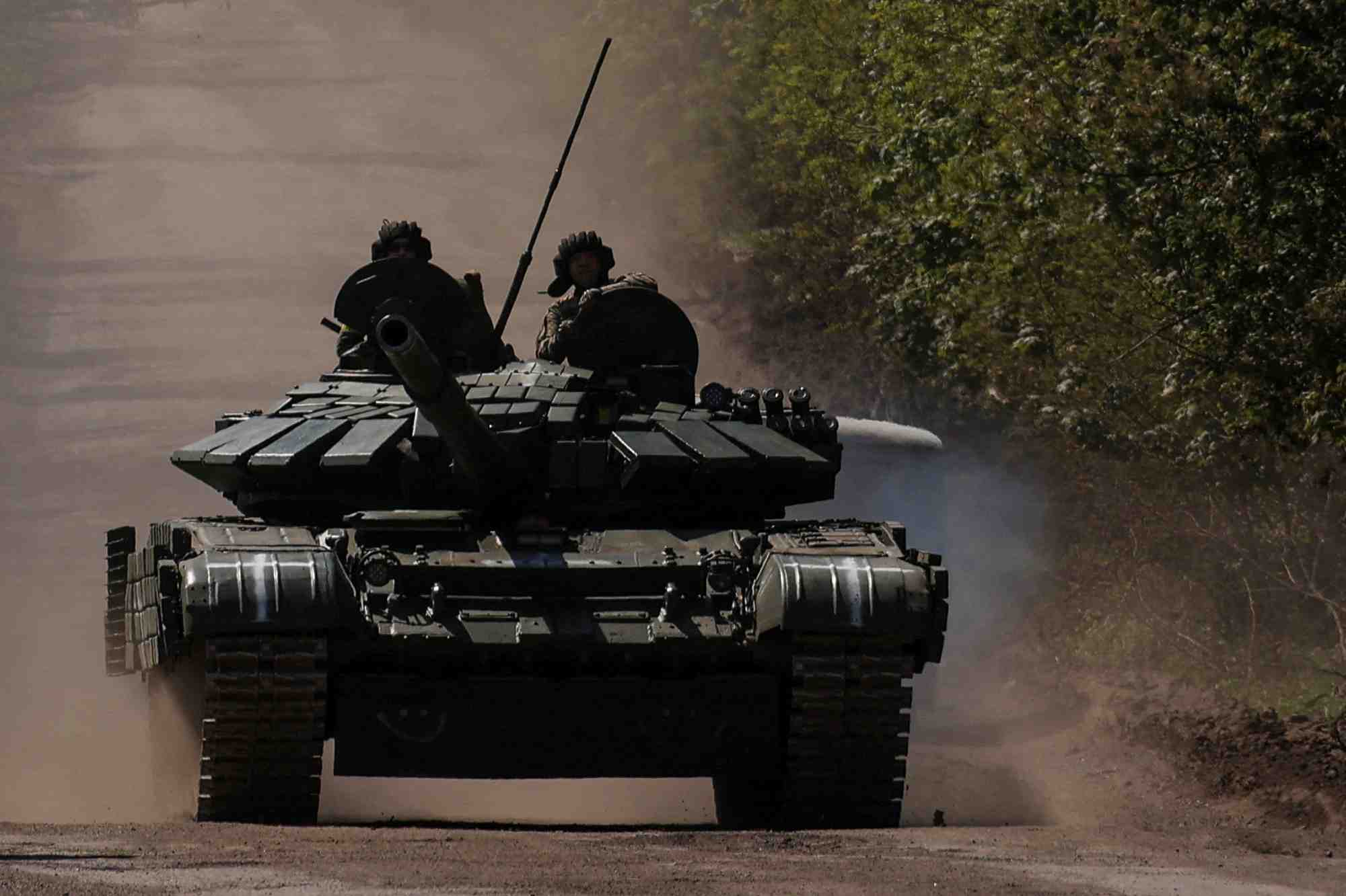 Photo d'archives des militaires ukrainiens au sommet d'un char sur une route menant a la ville de bakhmout