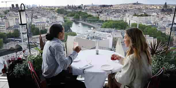La terrasse du Bonnie, dans le 4
               
                  e
               
                arrondissement de Paris, et la salle du restaurant Monsieur Bleu au Palais de Tokyo, dans le 16
               
                  e
               
               .