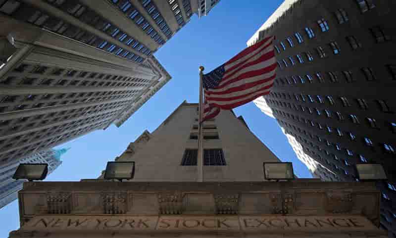 Wall Street ouvre en hausse à la faveur d'acquisitions majeures