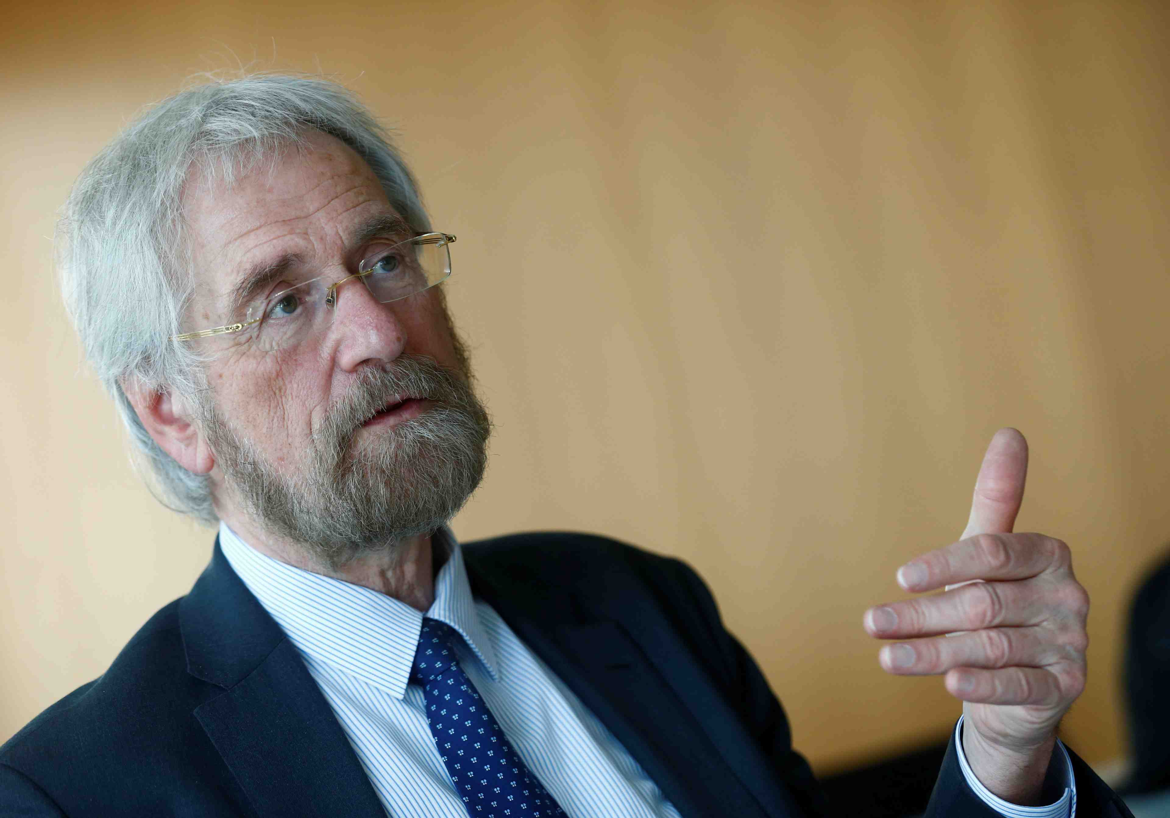 La bce doit etre attentive aux risques lies a sa politique
