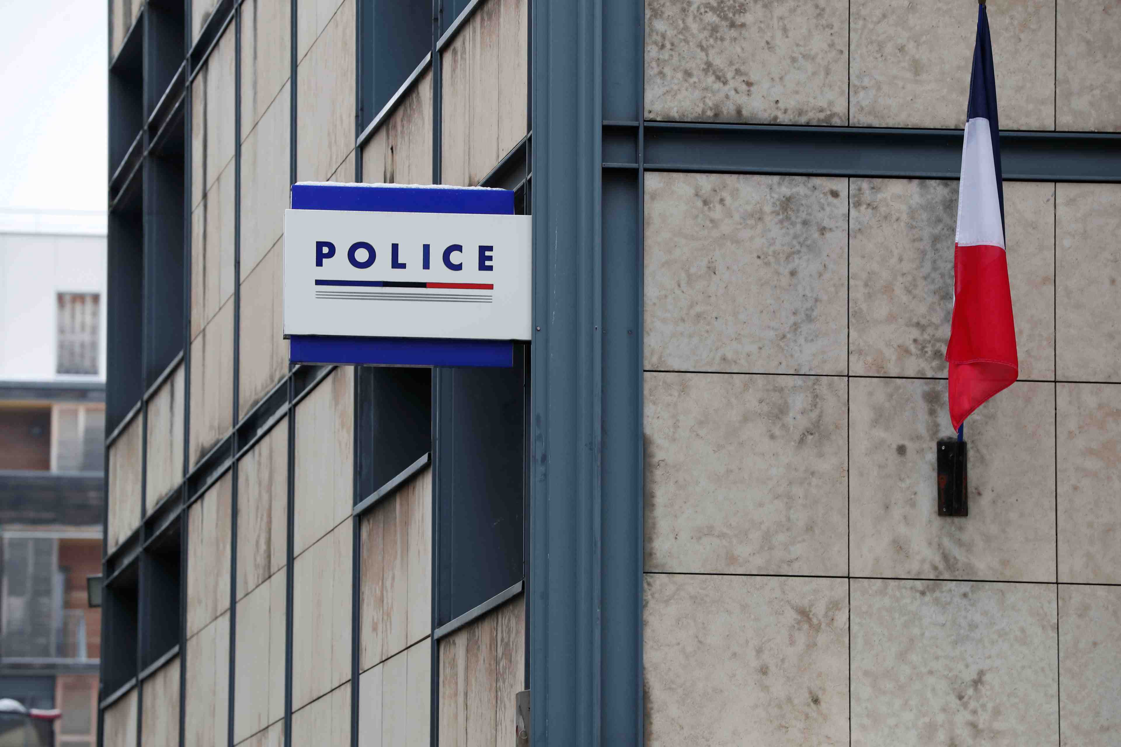 La police blesse et arrete un homme arme d'un couteau criant "allah akbar" a metz