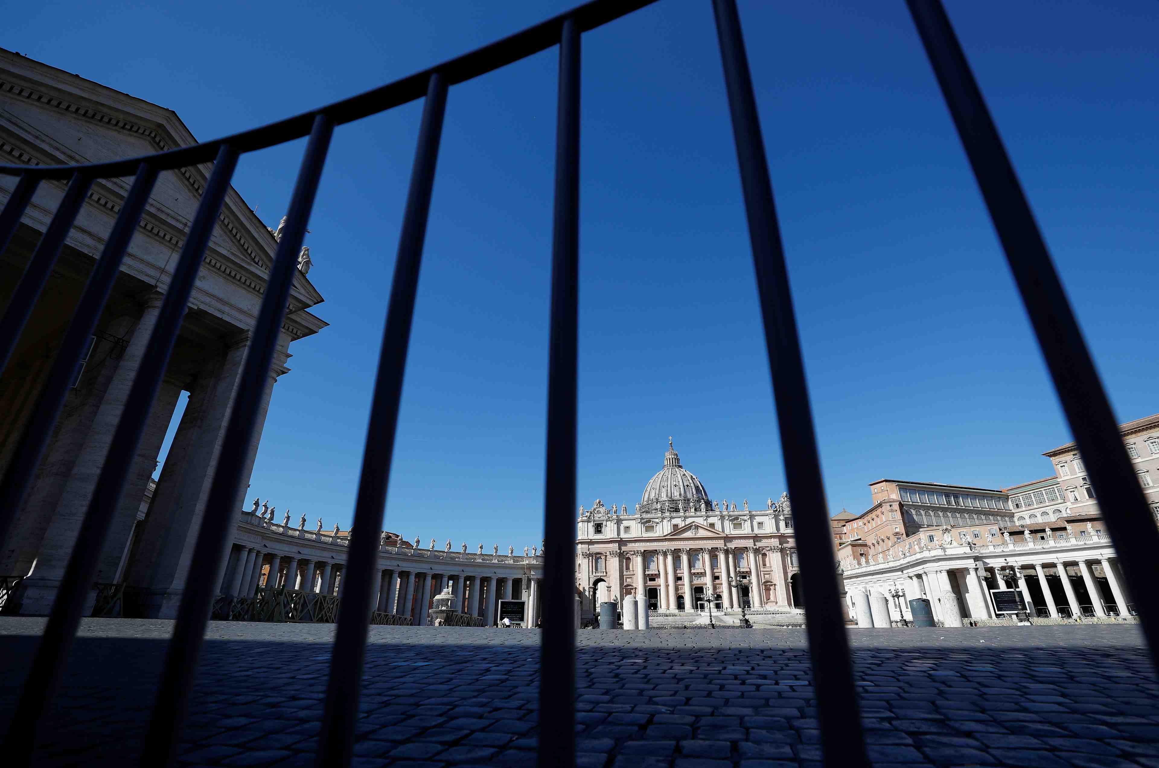 Le vatican ferme la place et la basilique saint-pierre aux groupes de touristes