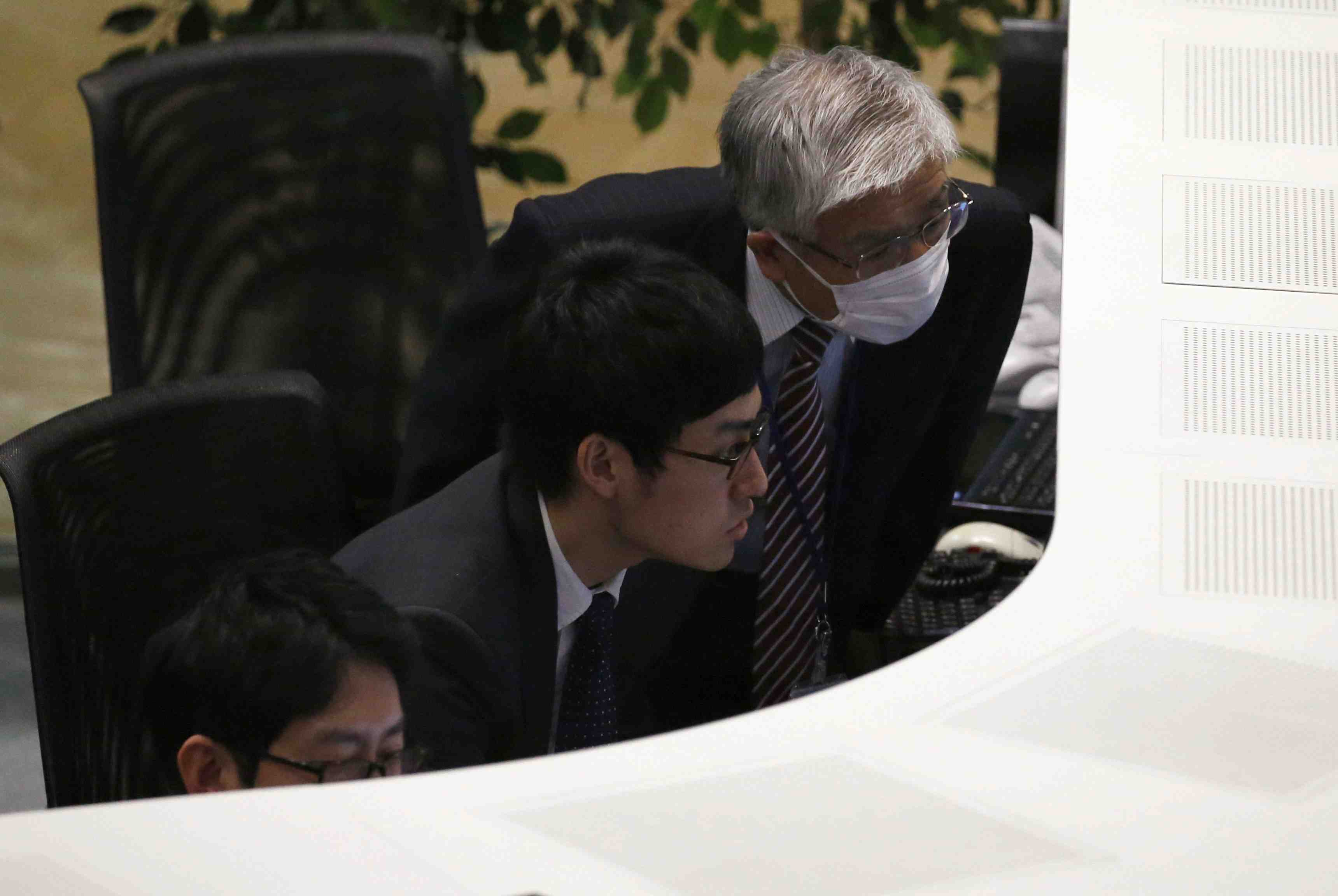 Tokyo finit en baisse
