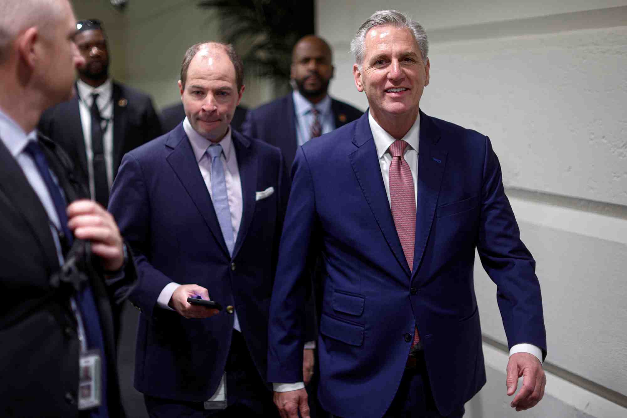 Le president de la chambre des representants des etats-unis, kevin mccarthy, arrive pour une reunion de la conference republicaine au capitole
