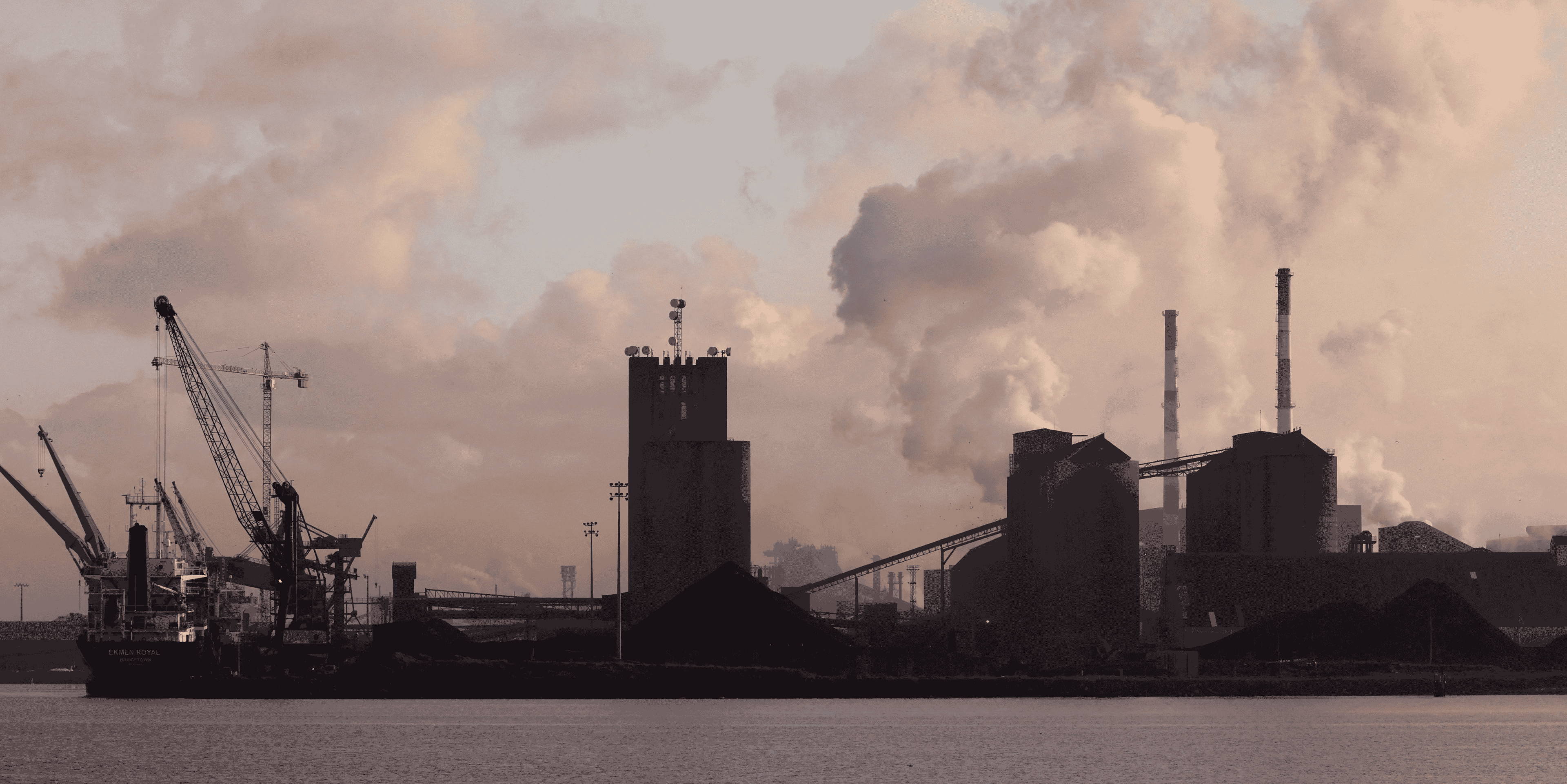 Une usine du port de dunkerque (nord)