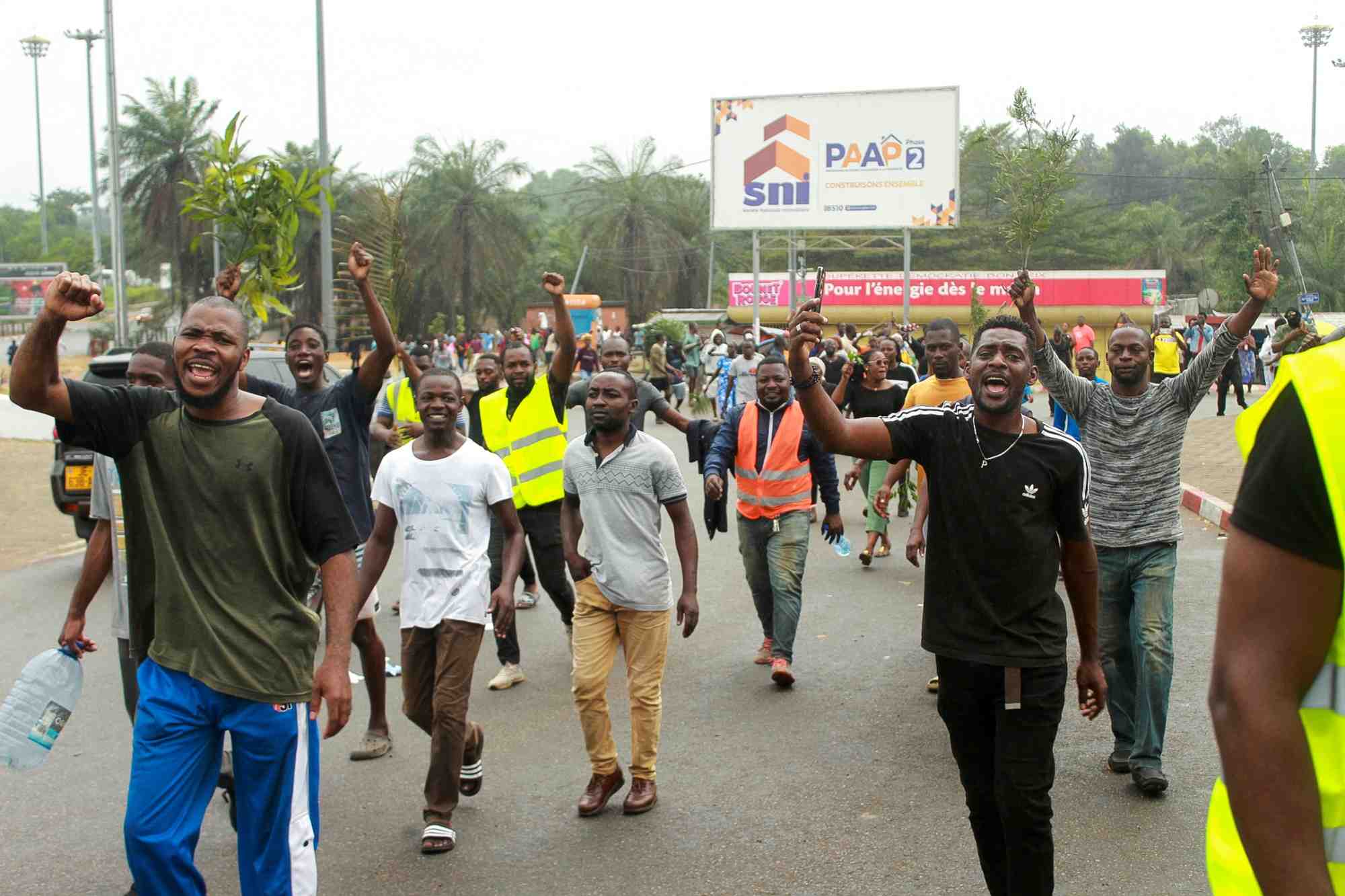 Des gens manifestent en faveur des putschistes dans une rue de libreville, au gabon. /photo prise le 30 aout 2023/reuters/scott gokila