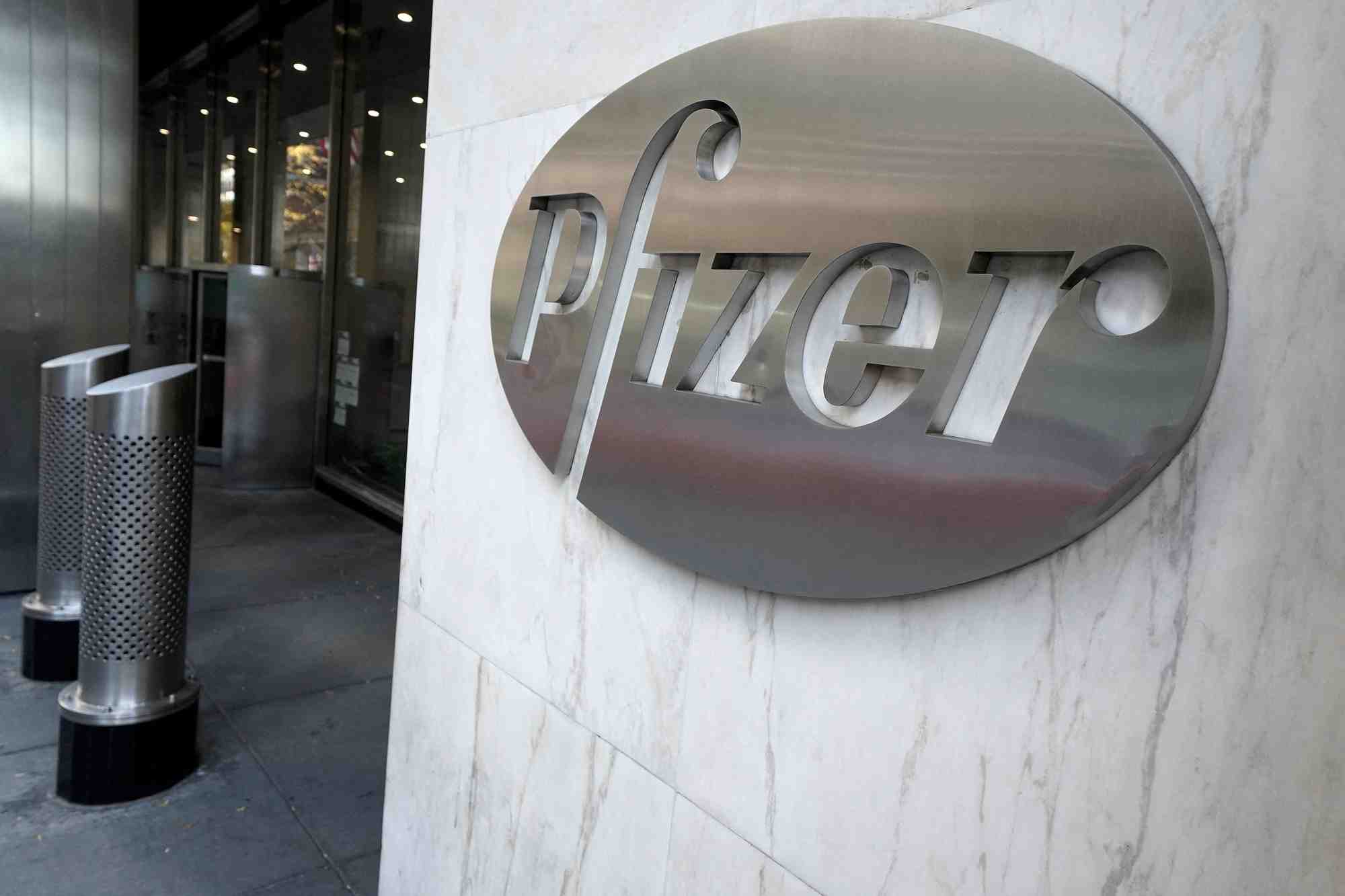 Logo de pfizer au siege de l'entreprise dans le quartier de manhattan a new york