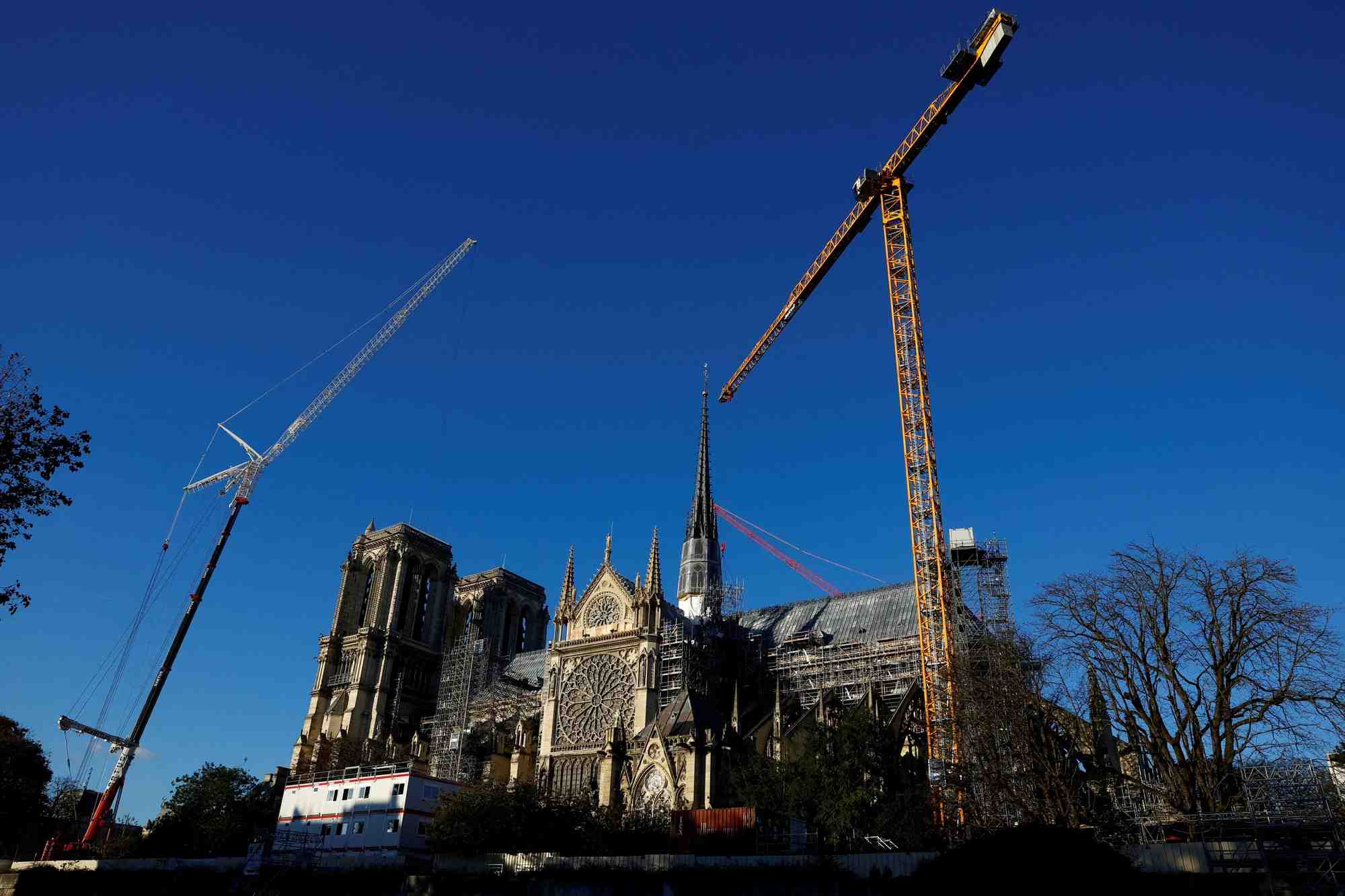 Des grues autour de la cathedrale notre-dame de paris