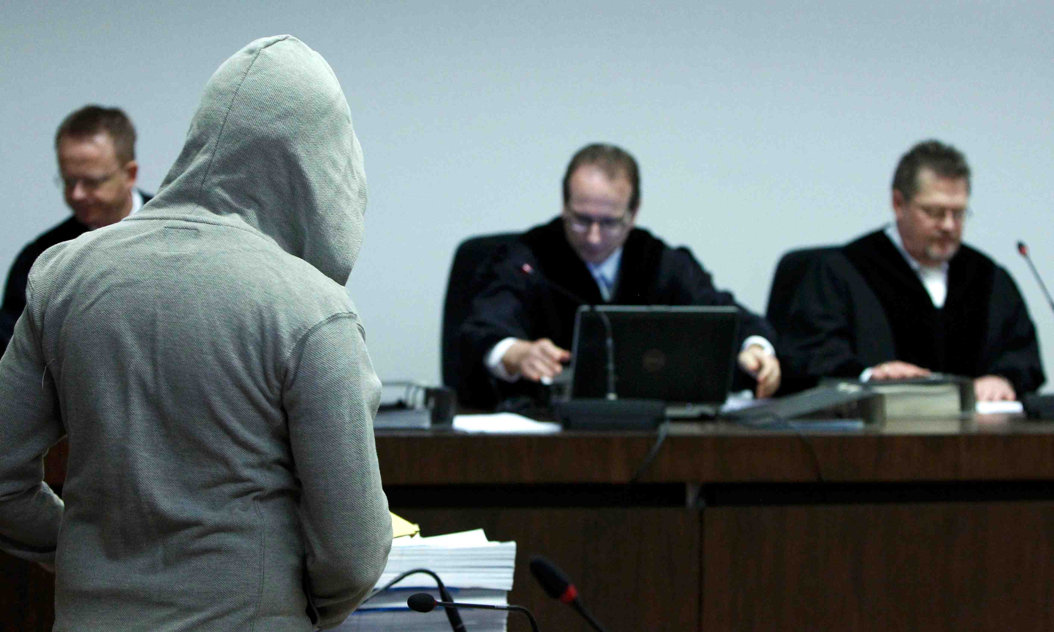 Un allemand accuse d'avoir combattu avec des islamistes en syrie juge a munich