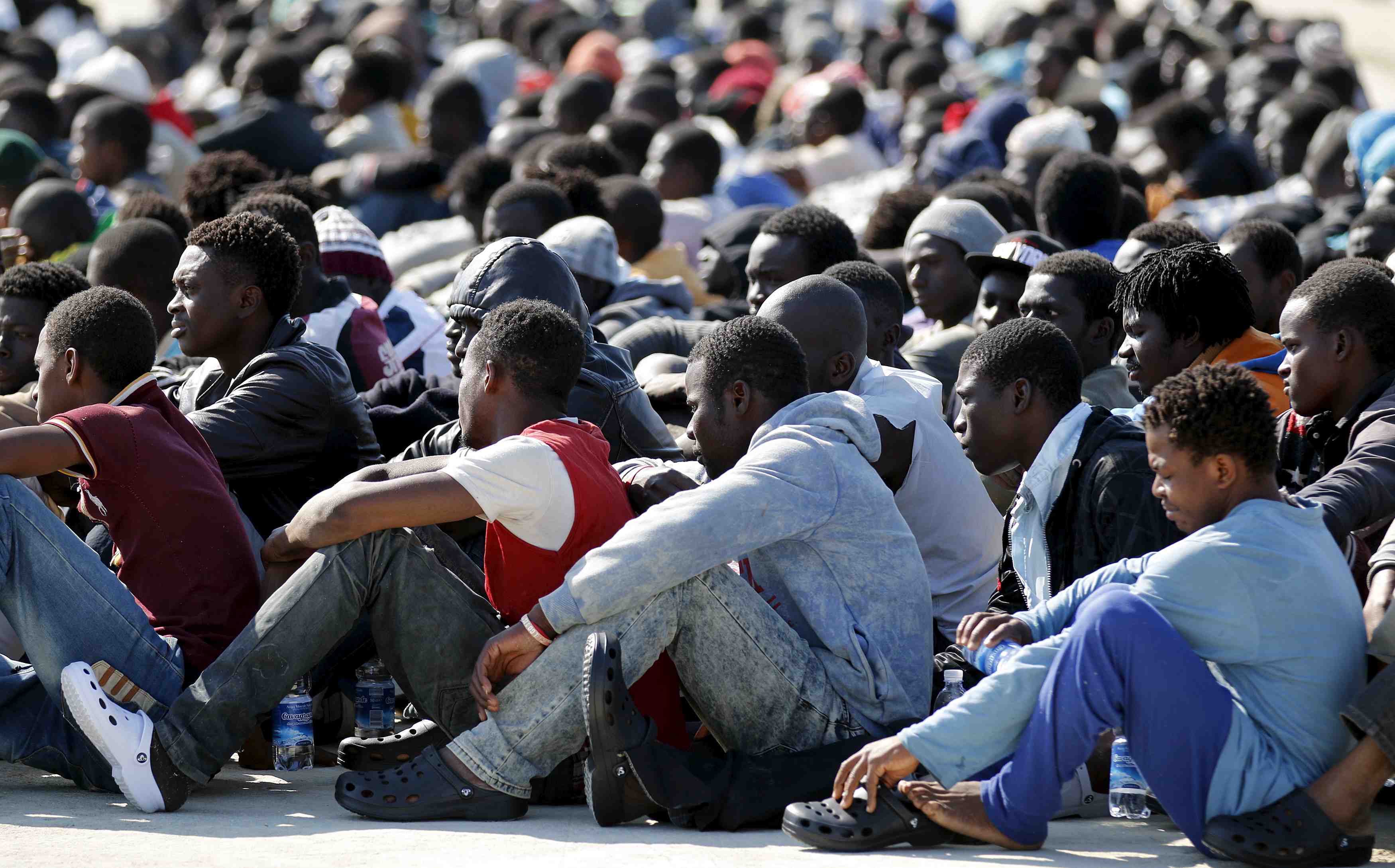La marine britannique au secours de 500 migrants en mediterranee