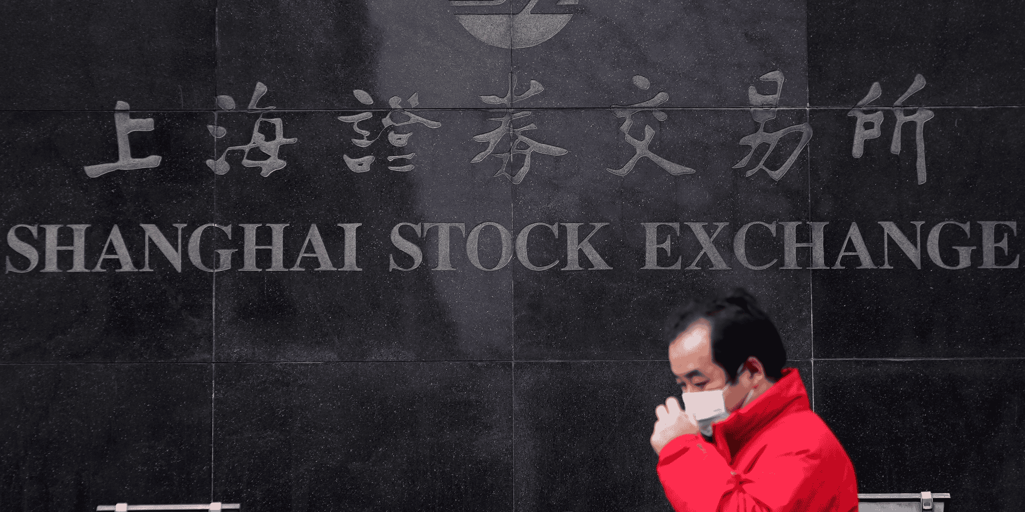 Photo d'archives d'un homme marchant devant la bourse de shanghai