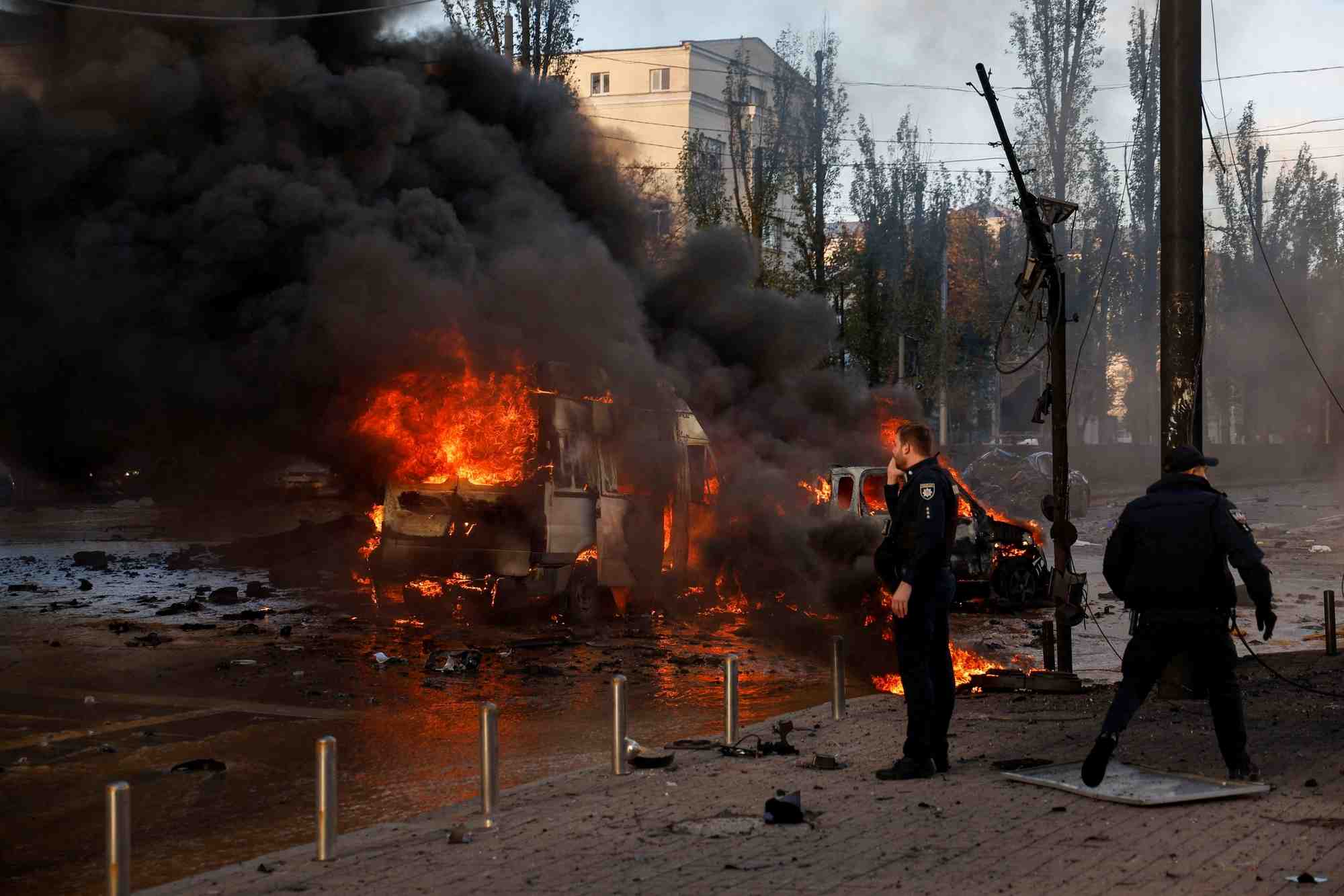 Des voitures en feu a kyiv
