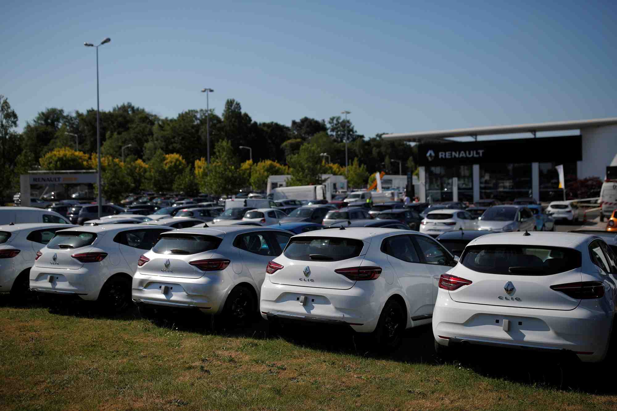 Des voitures sont exposees chez un concessionnaire renault a nantes