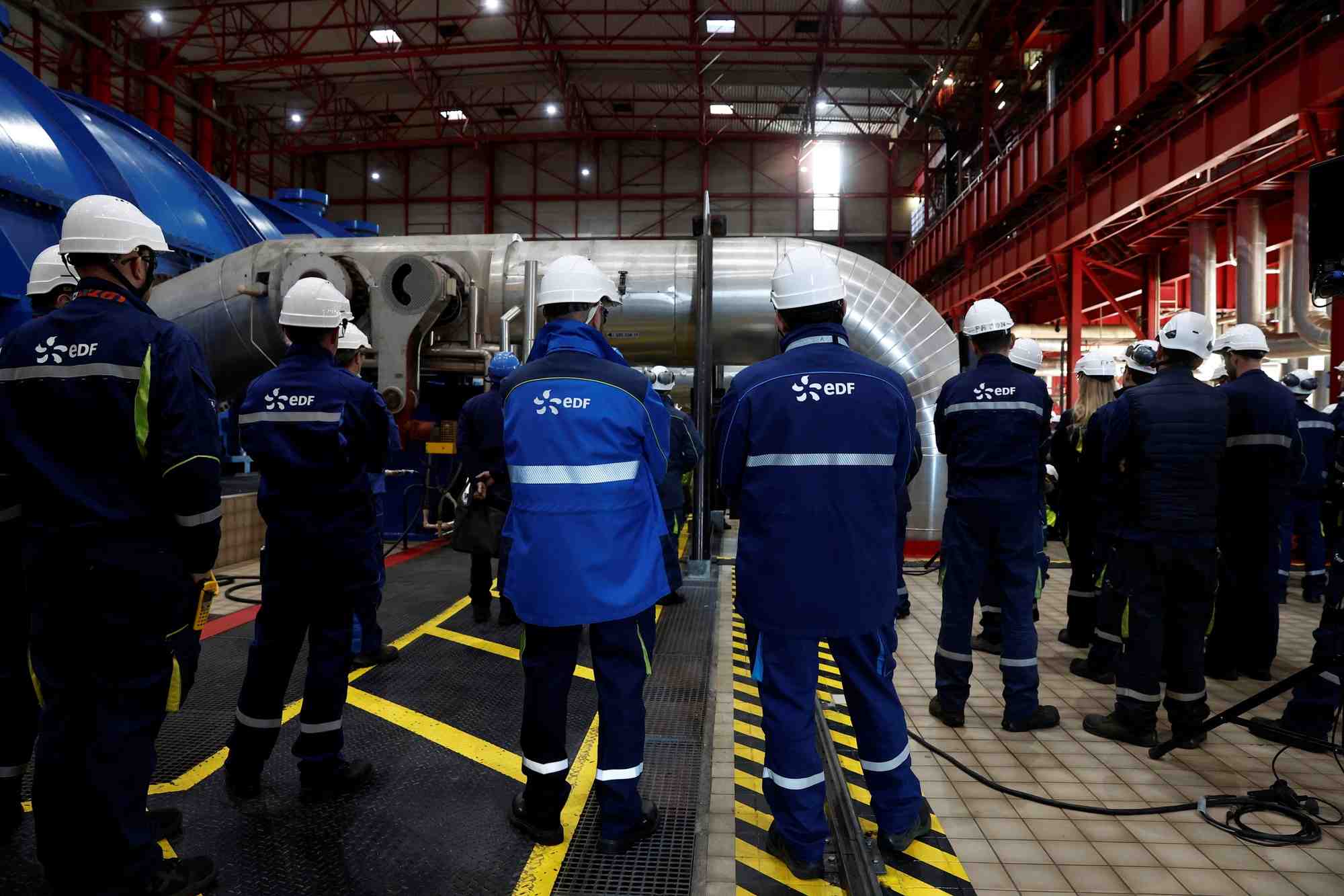 Des employes d'edf lors d'une visite a la centrale nucleaire de penly
