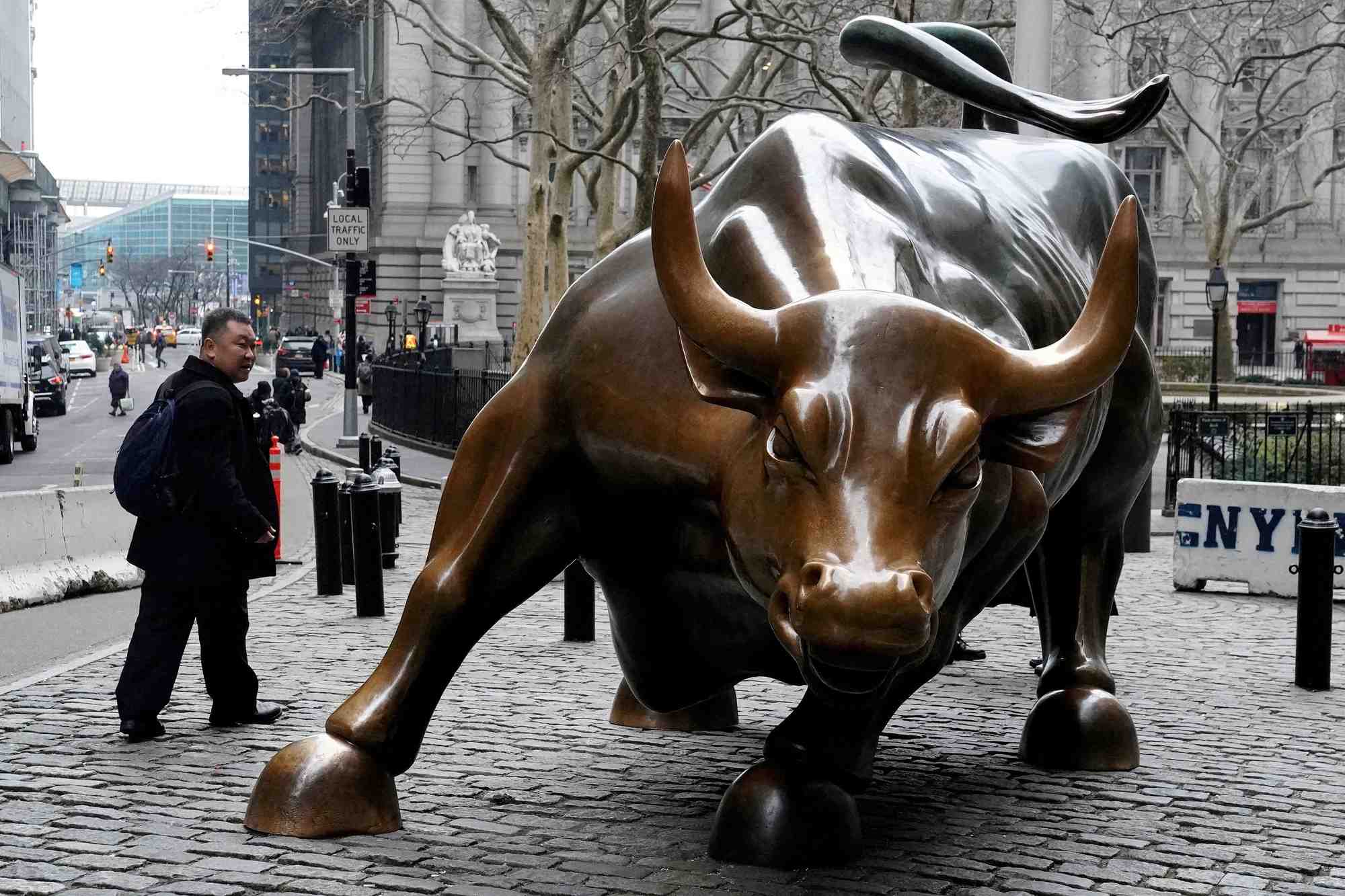 Photo d'archives du wall street bull a new york