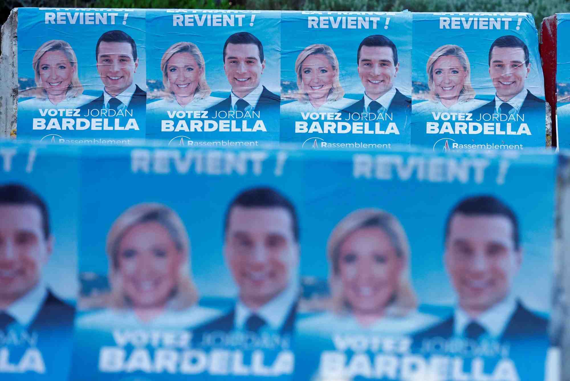 Affiches des elections europeennes du parti d'extreme droite francais, le rassemblement national (rn)