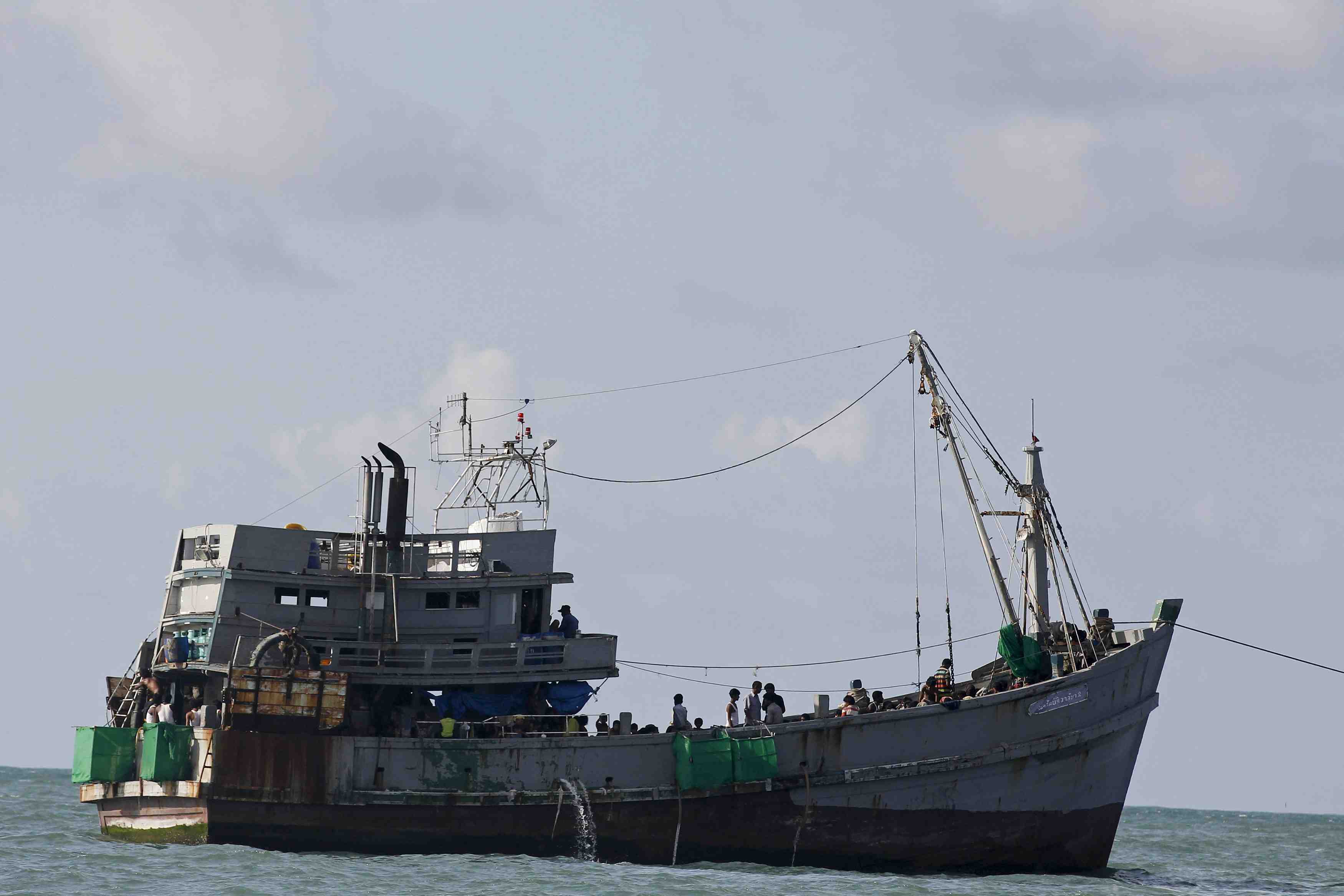 Un bateau charge de plus de 700 migrants accoste en birmanie