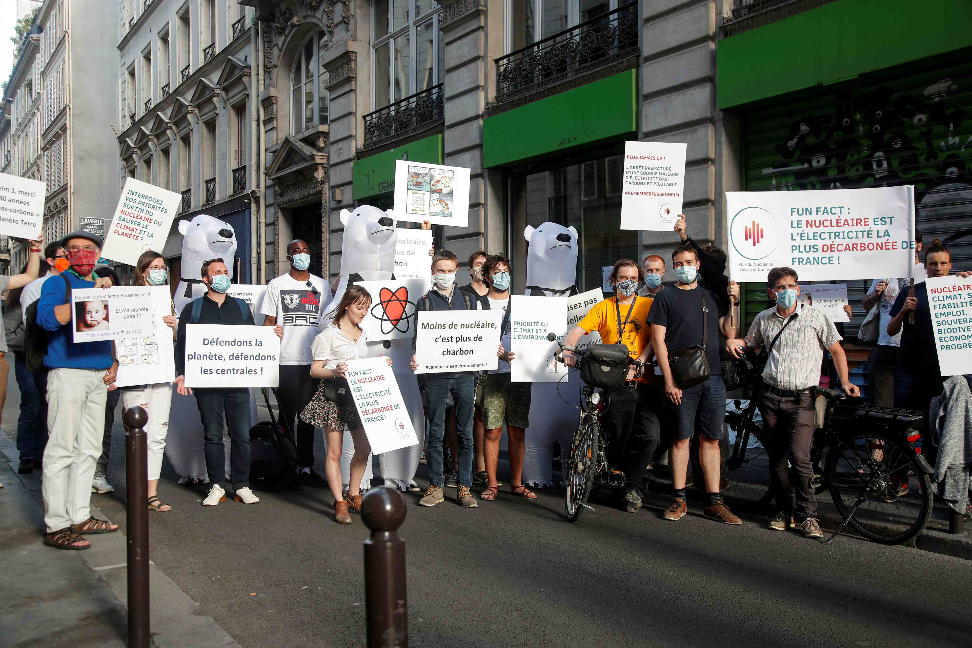 Des pronucleaires manifestent devant le siege parisien de greenpeace