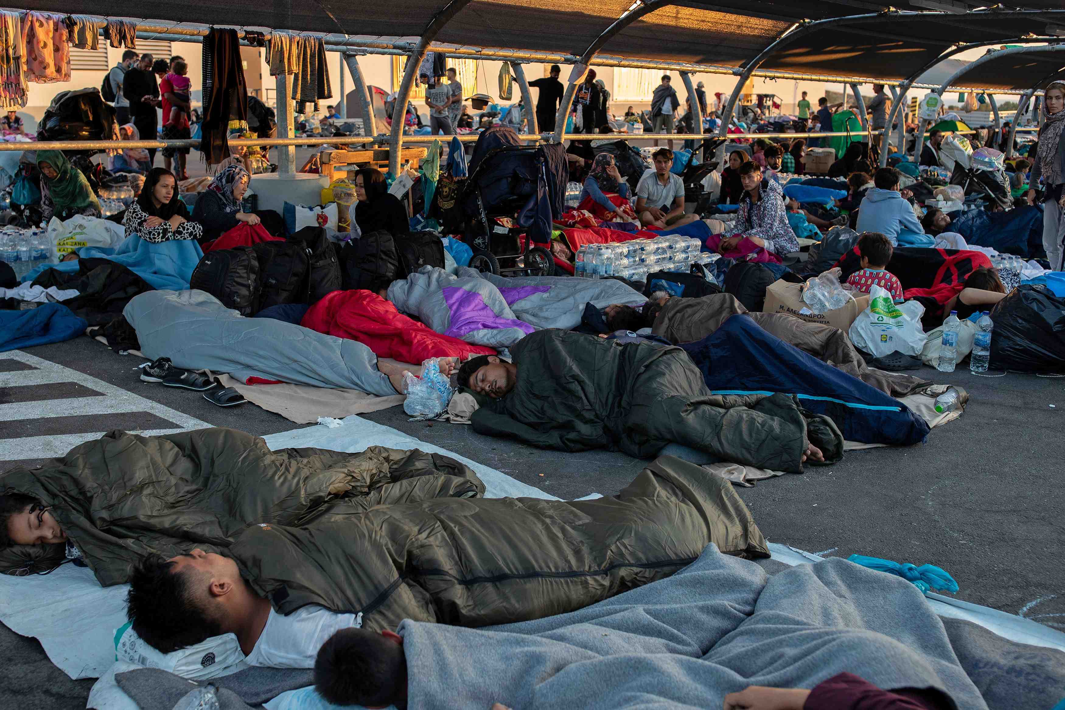 Deuxieme nuit sans abri pour des milliers de migrants a lesbos