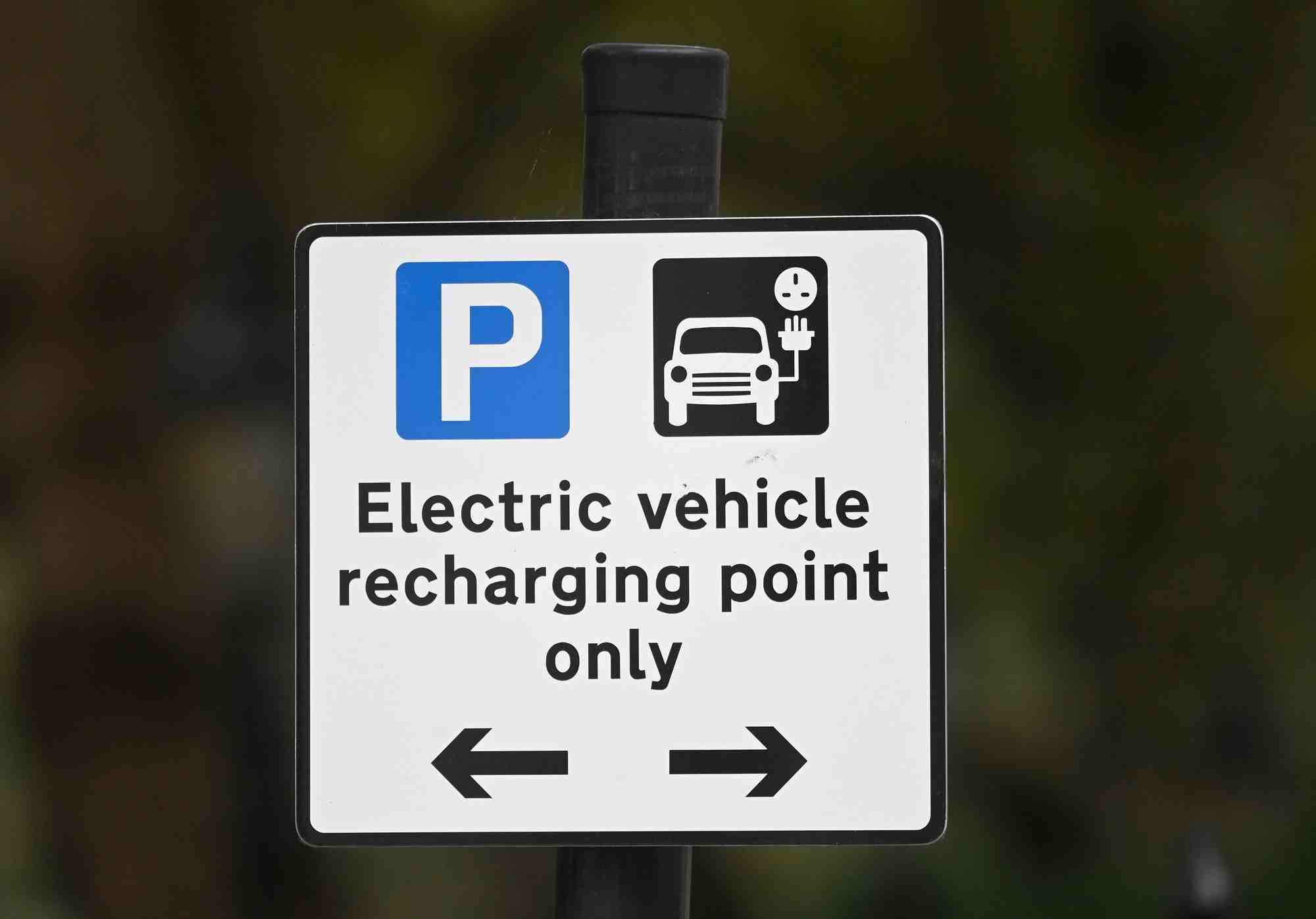 Panneau de signalisation d'une borne de recharge pour vehicules electriques a londres