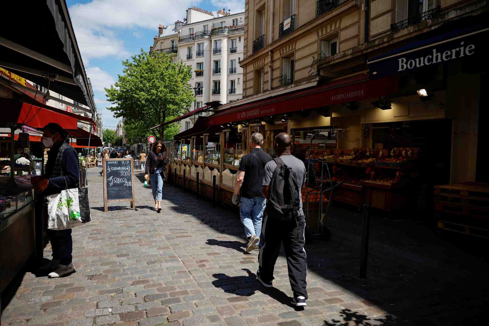 Photo d'archives de passants devant des magasins d'alimentation a paris