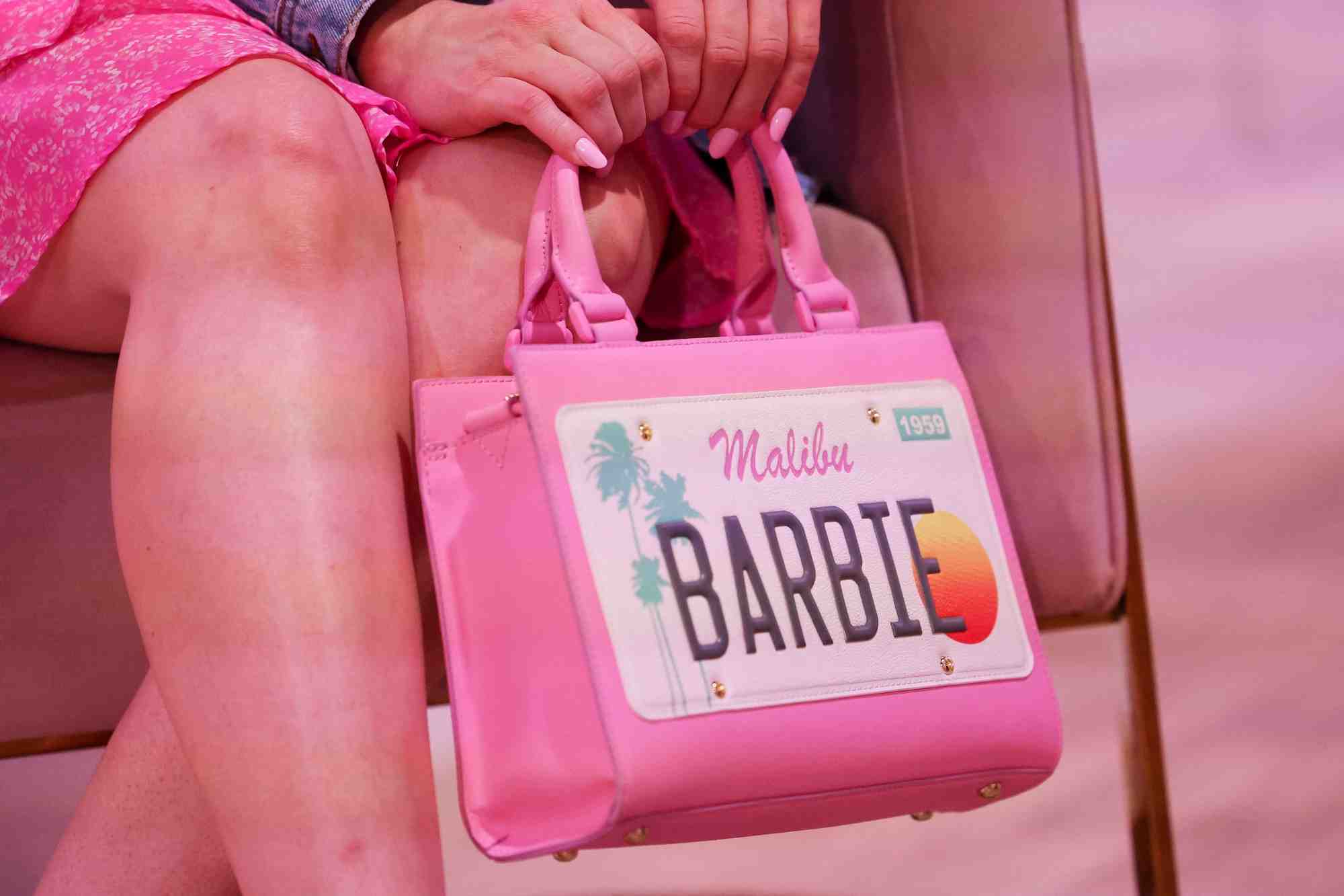 Un sac a main barbie lors de l'avant-premiere de l'exposition immersive world of barbie en californie