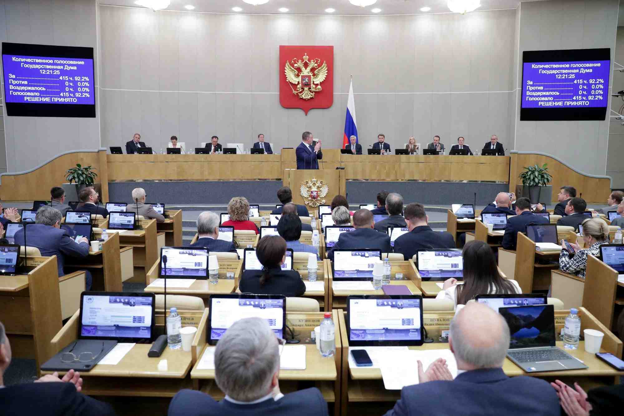 Les membres de la douma d'etat, chambre basse du parlement russe, assistent a une session pleniere a moscou.