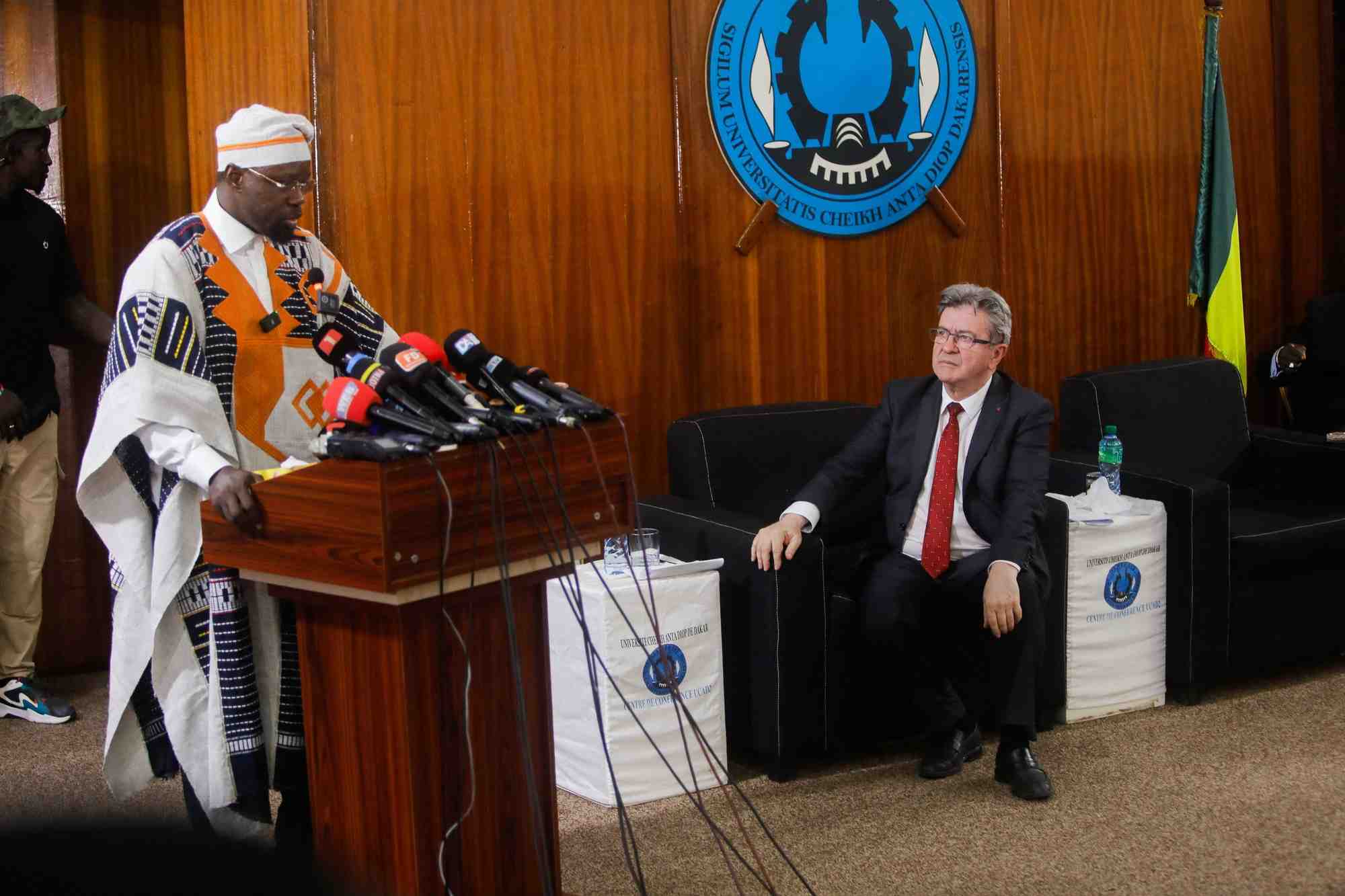 Le premier ministre senegalais ousmane sonko lors d'une conference avec l'ancien depute europeen et fondateur de la france insoumise, jean-luc melenchon, a dakar