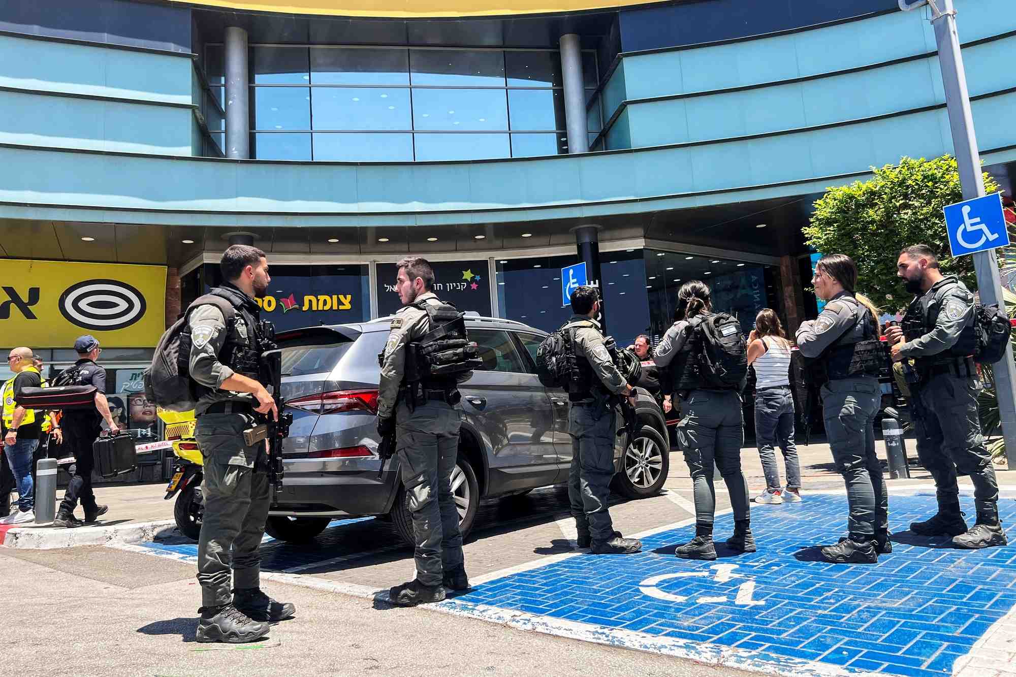 La police des frontieres israelienne devant un centre commercial apres une attaque a l'arme blanche a karmiel