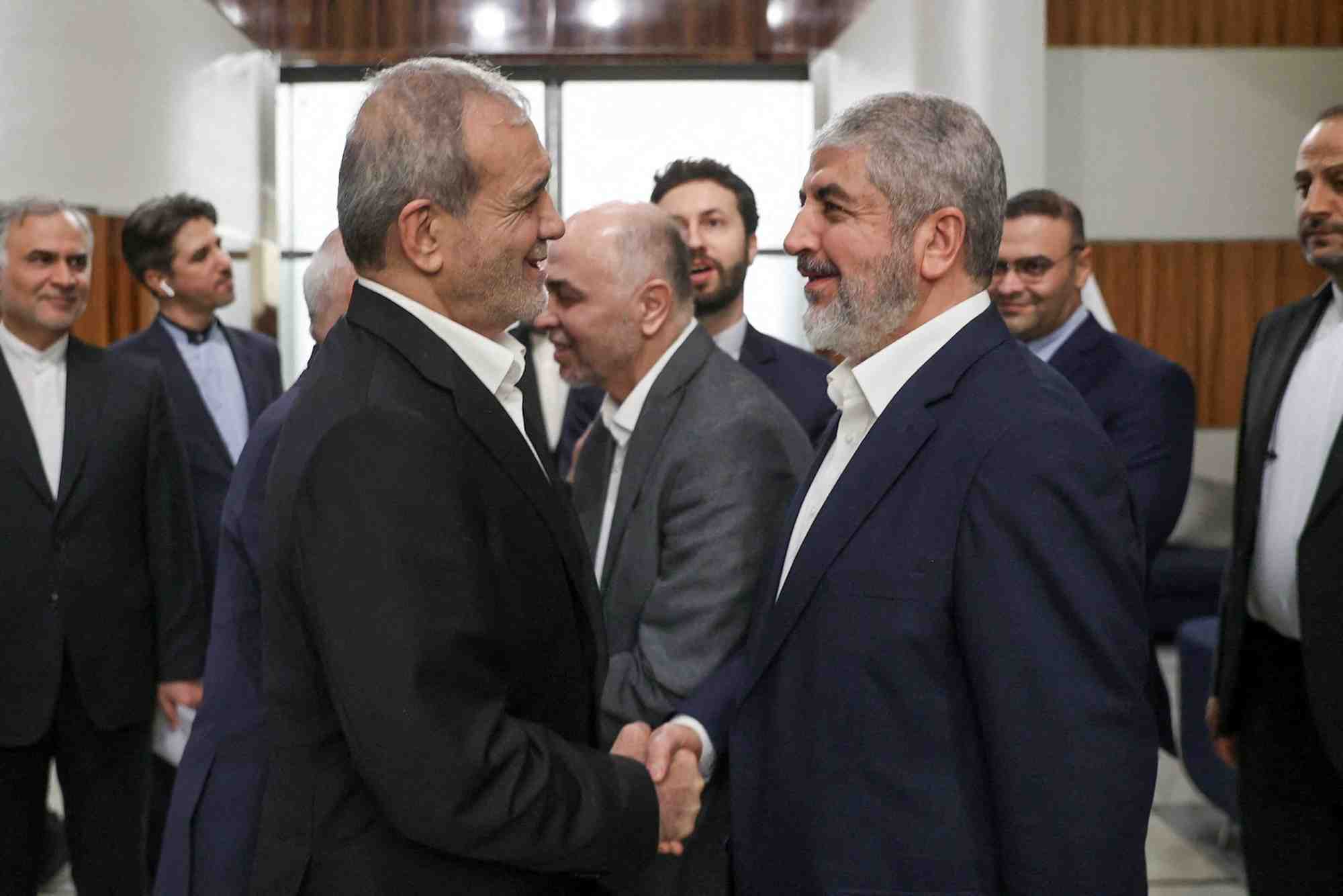 Le president iranien masoud pezeshkian rencontre le chef du hamas khaled mashal, a doha
