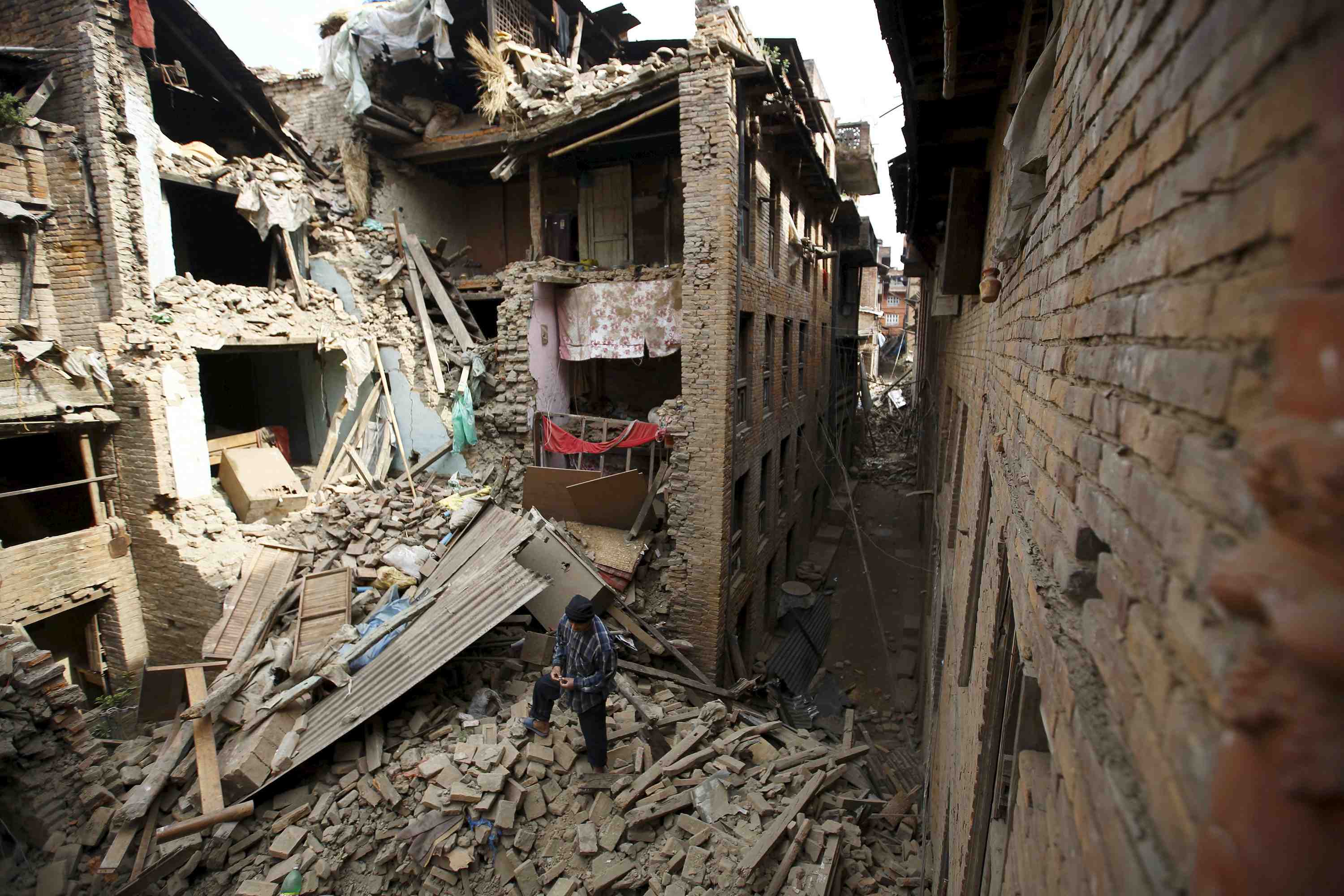 Les nepalais passent une autre nuit dehors, au moins 3.200 morts