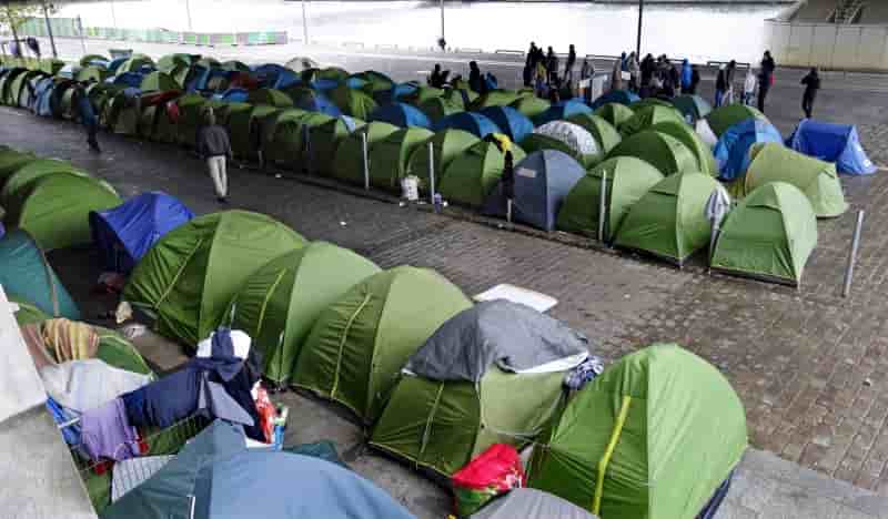 Deux campements de migrants evacues dans le calme a paris