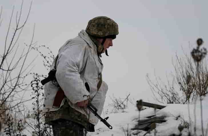 Echange de tirs d'artillerie sur la ligne de front en ukraine