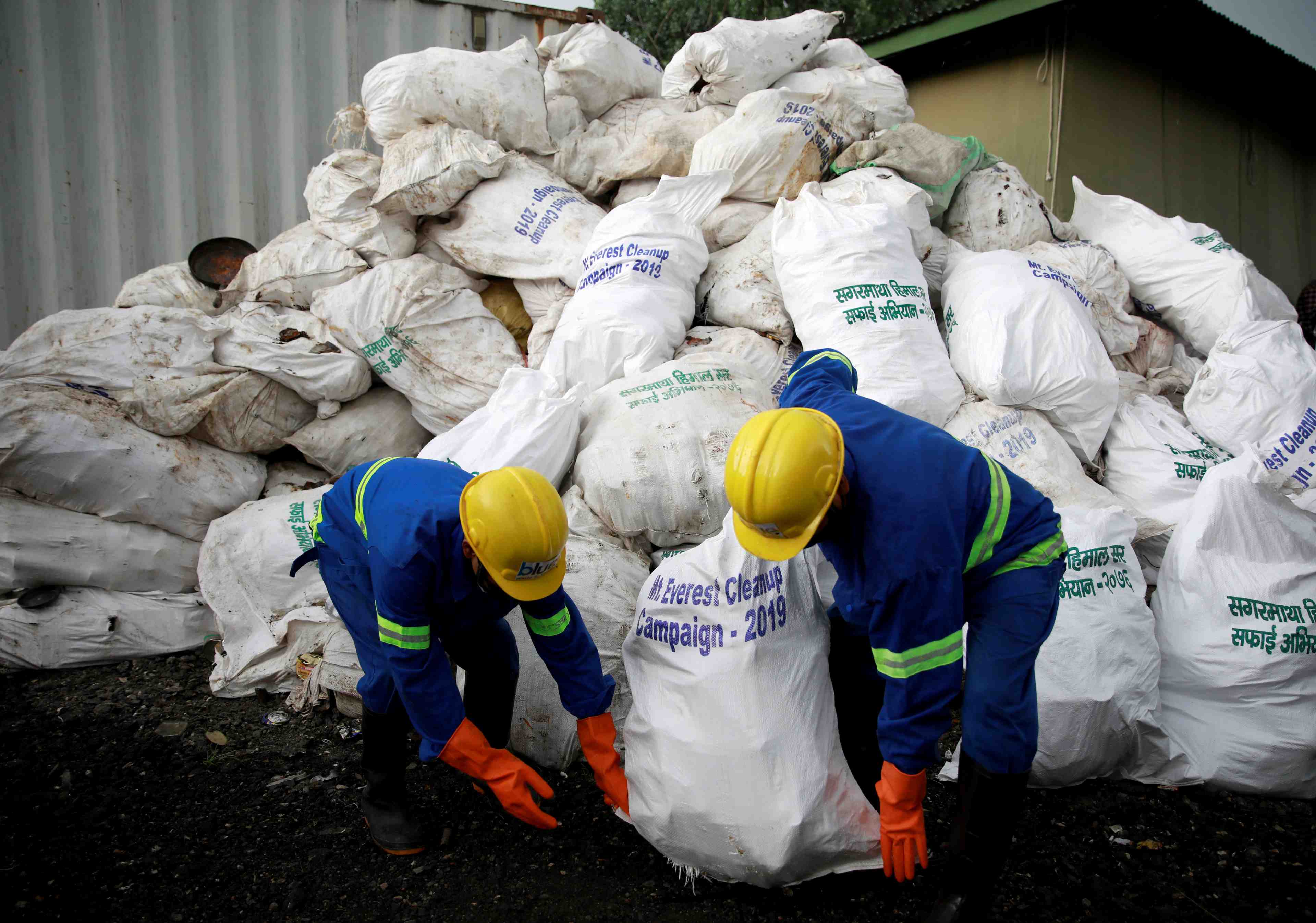 Quatre corps et 11 tonnes de dechets redescendus de l'everest