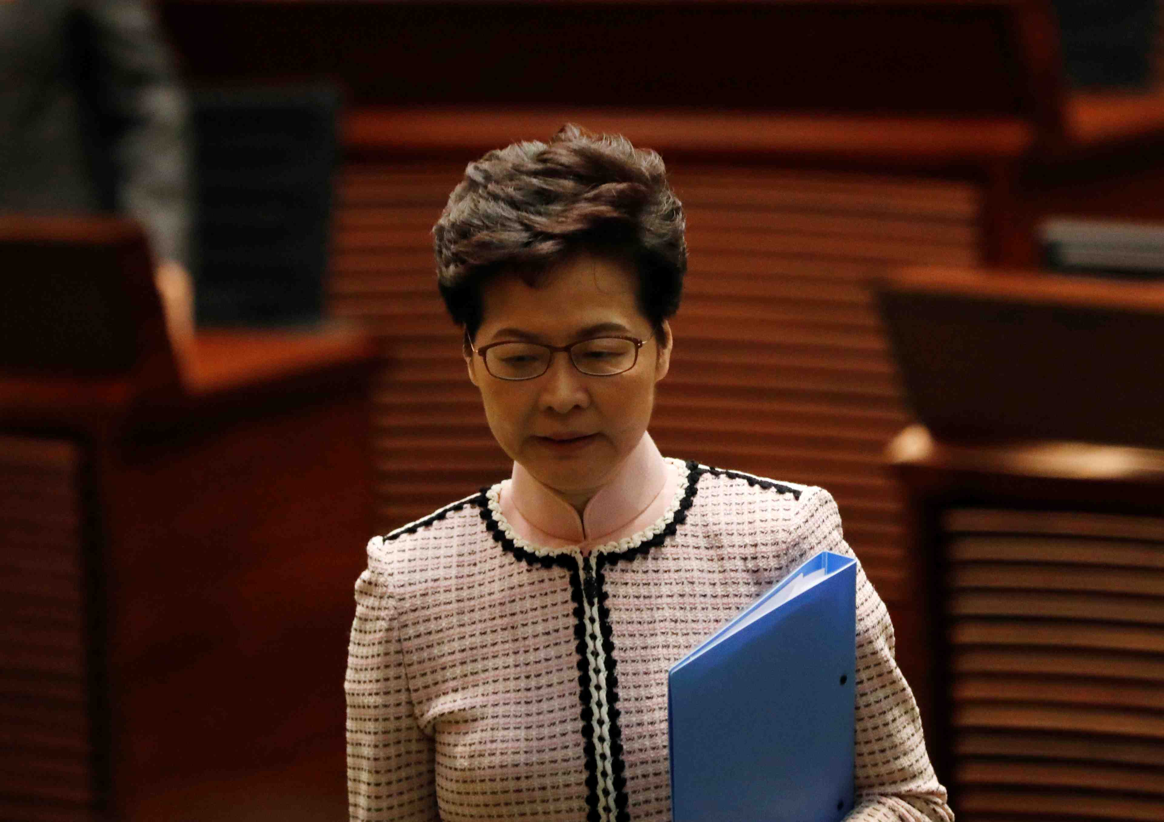 Hong kong: lam contrainte de stopper son discours de politique generale