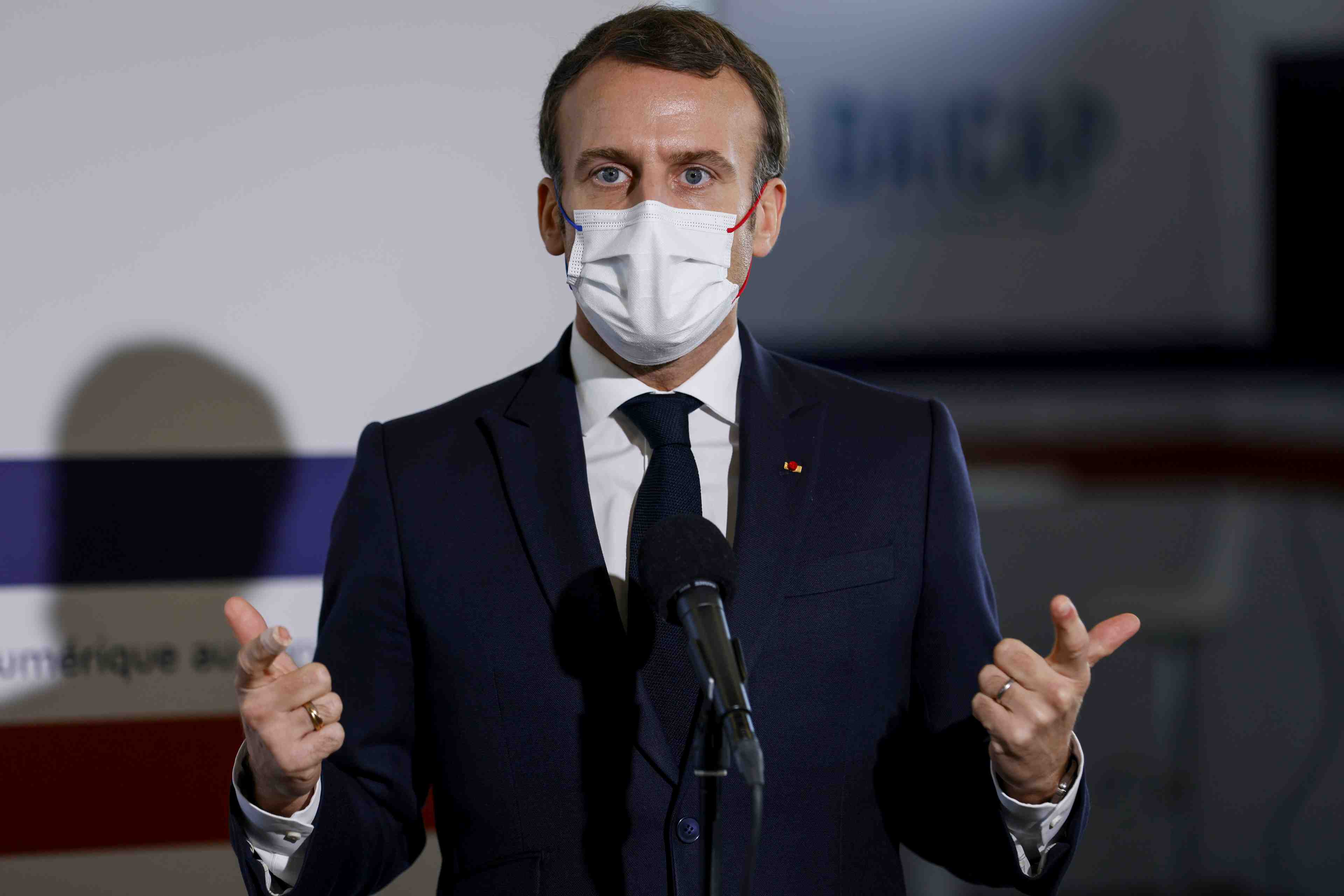 Il n'y a pas de violence institutionnalisee dans la police, dit macron