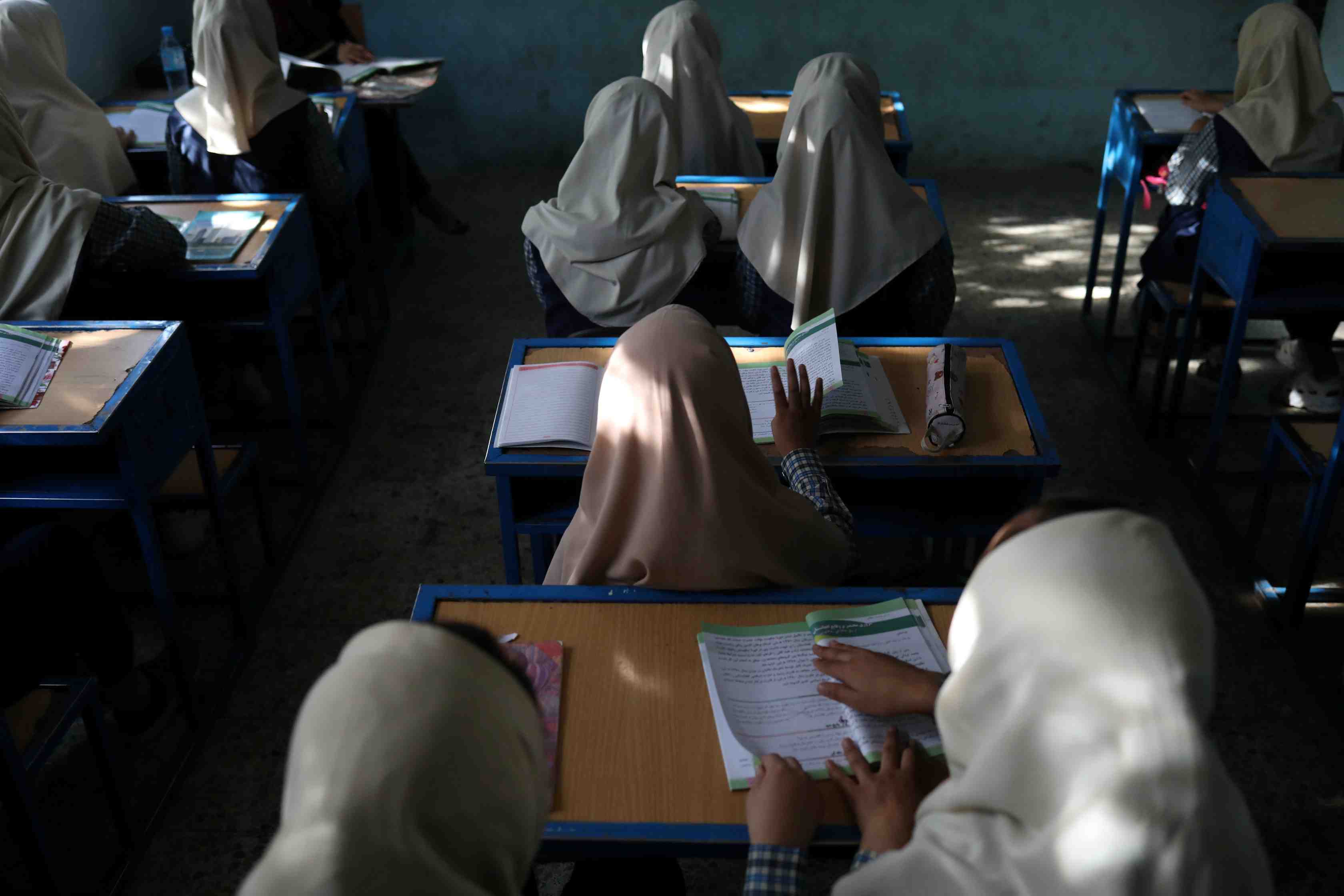 Les taliban assurent que les filles reprendront les cours "des que possible"
